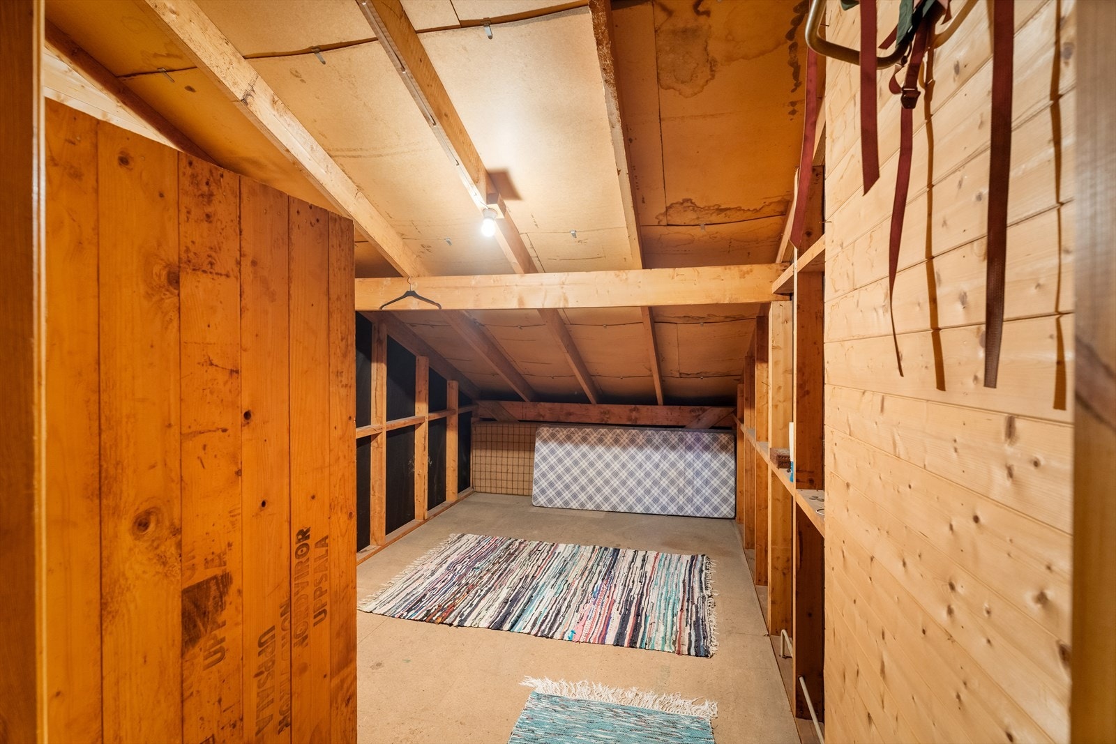 Boligen har rikelig med lagringsplass på loftet. Galleribilde