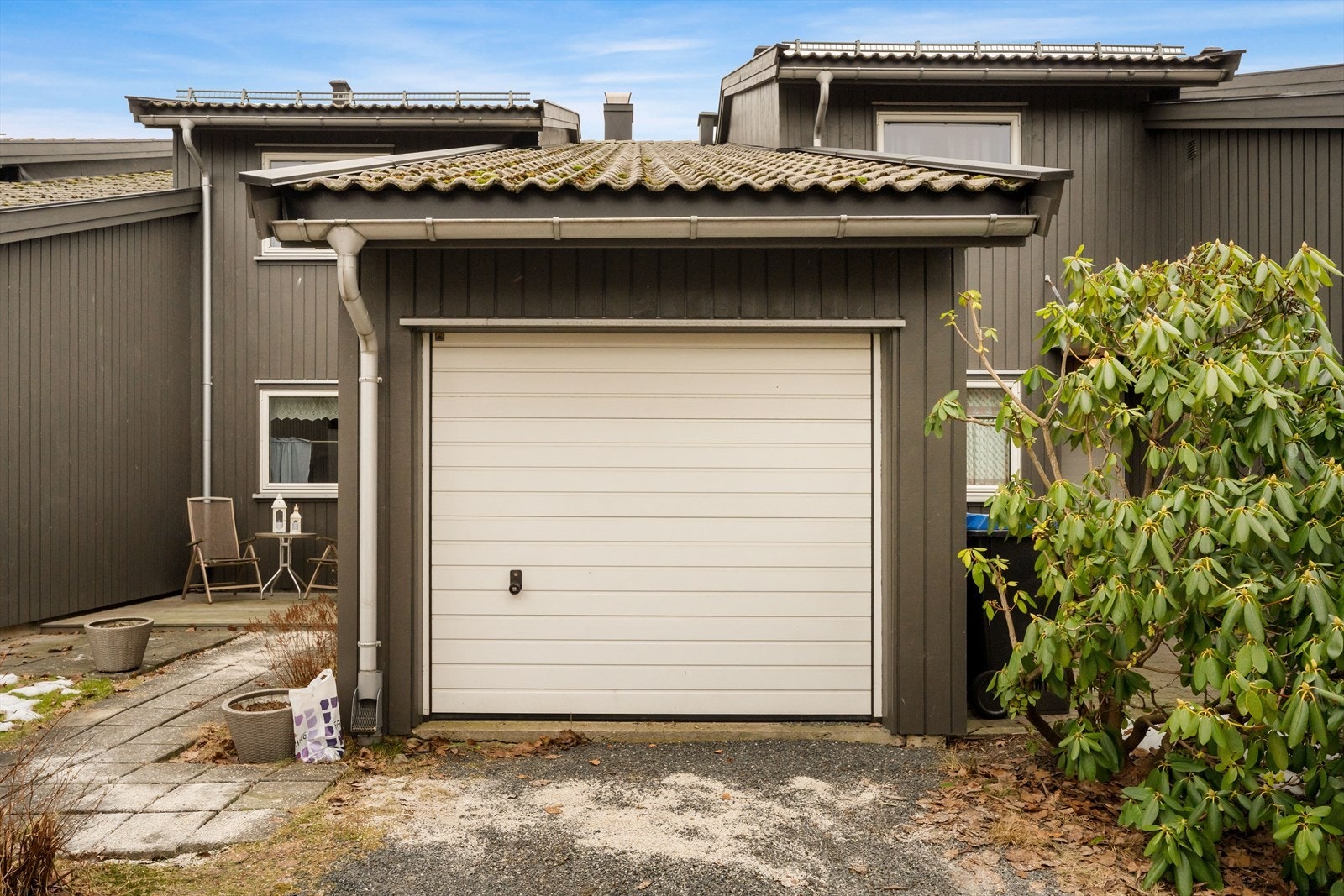 Integrert garasje med bod og parkeringsplass på egen tomt. Galleribilde