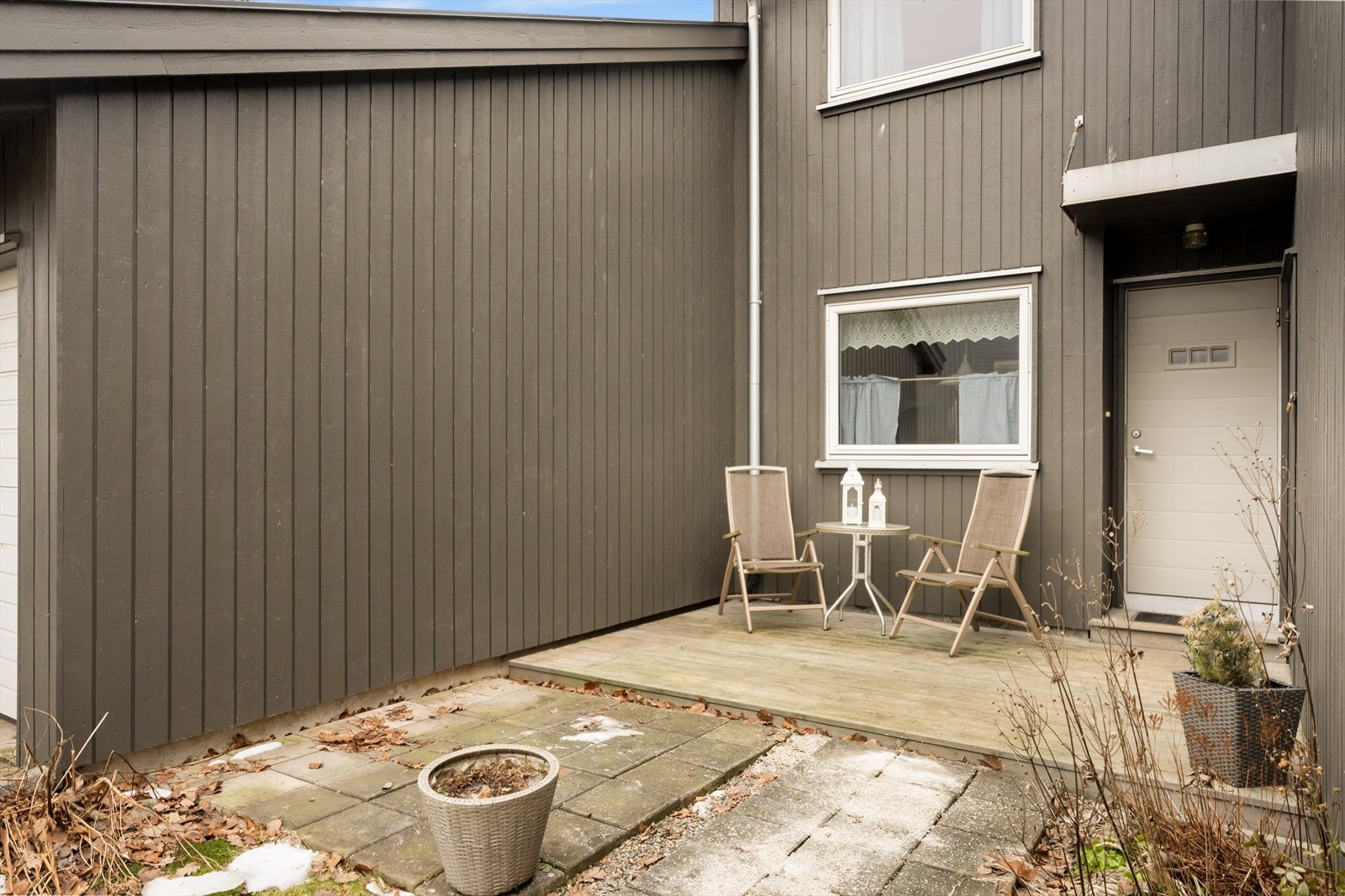 Den østvendte uteplassen ved inngangen har morgensol. Galleribilde