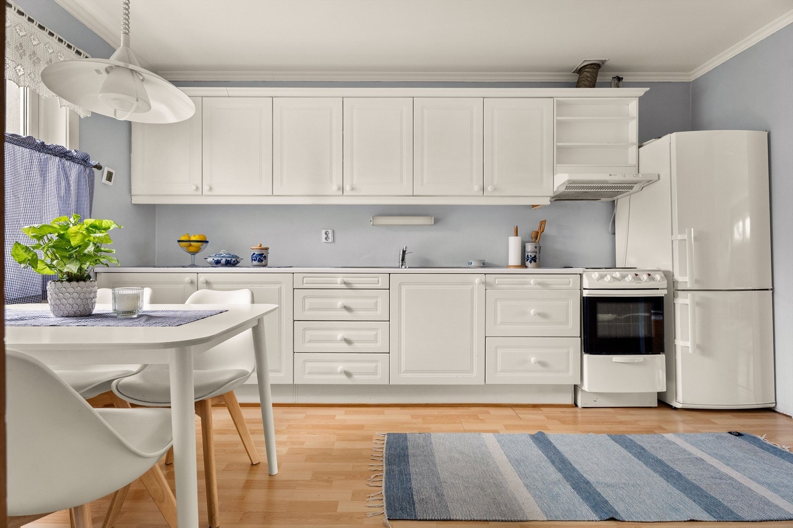 Kjøkkenet har godt med skap- og benkeplass, samt rom for en spiseplass. Galleribilde