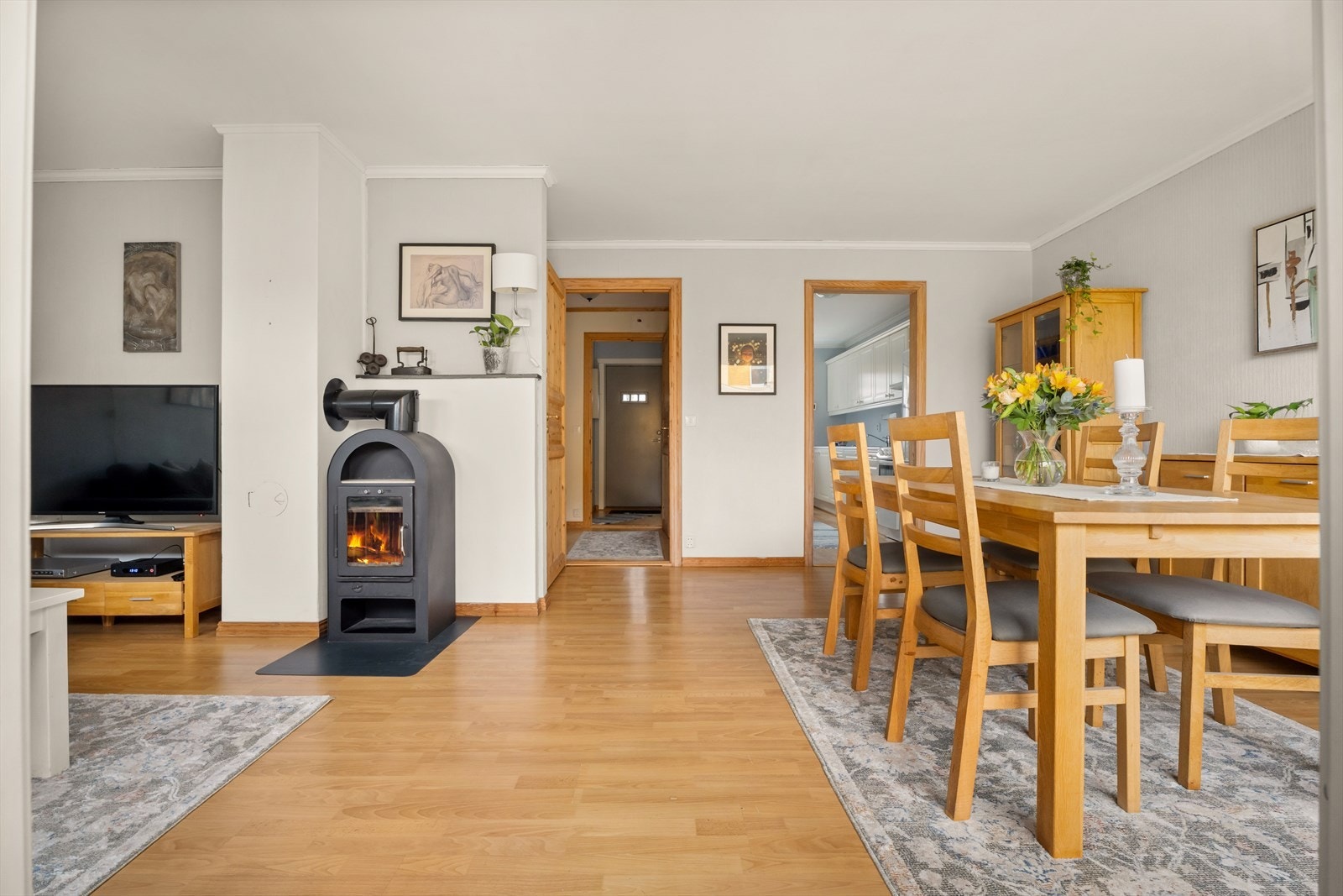 Stuen er et naturlig samlingspunkt i boligen. Galleribilde