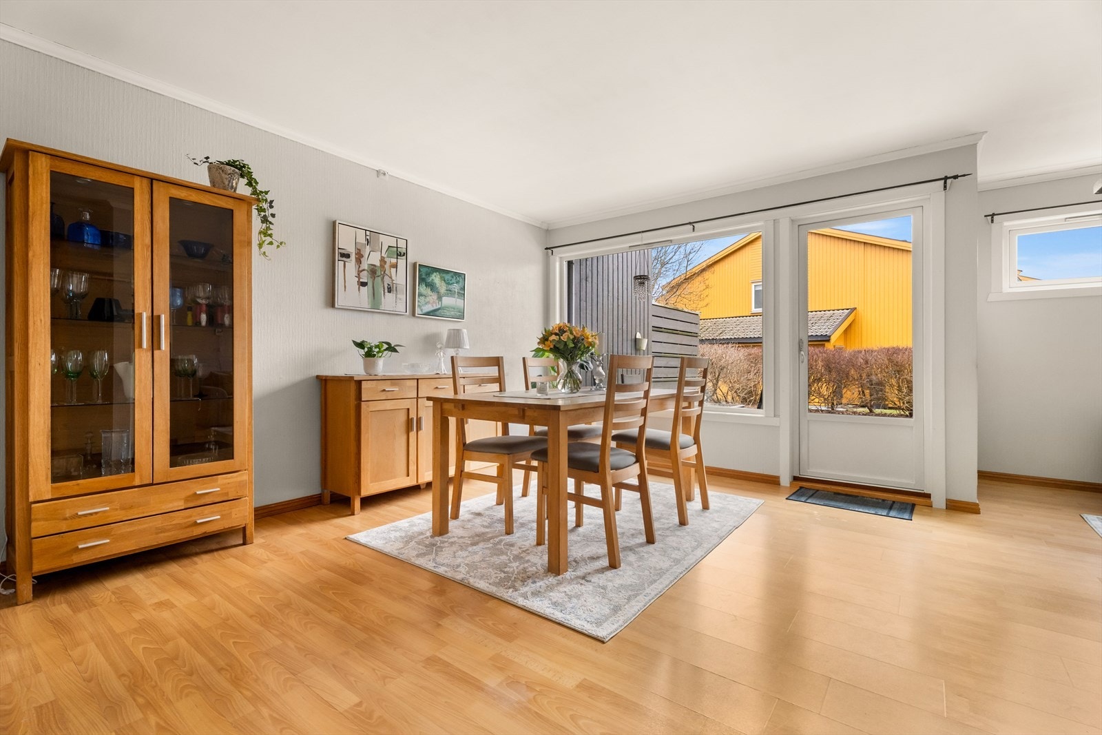 Fra spisestuen er det direkte utgang til den vestvendte terrassen og hagen. Galleribilde