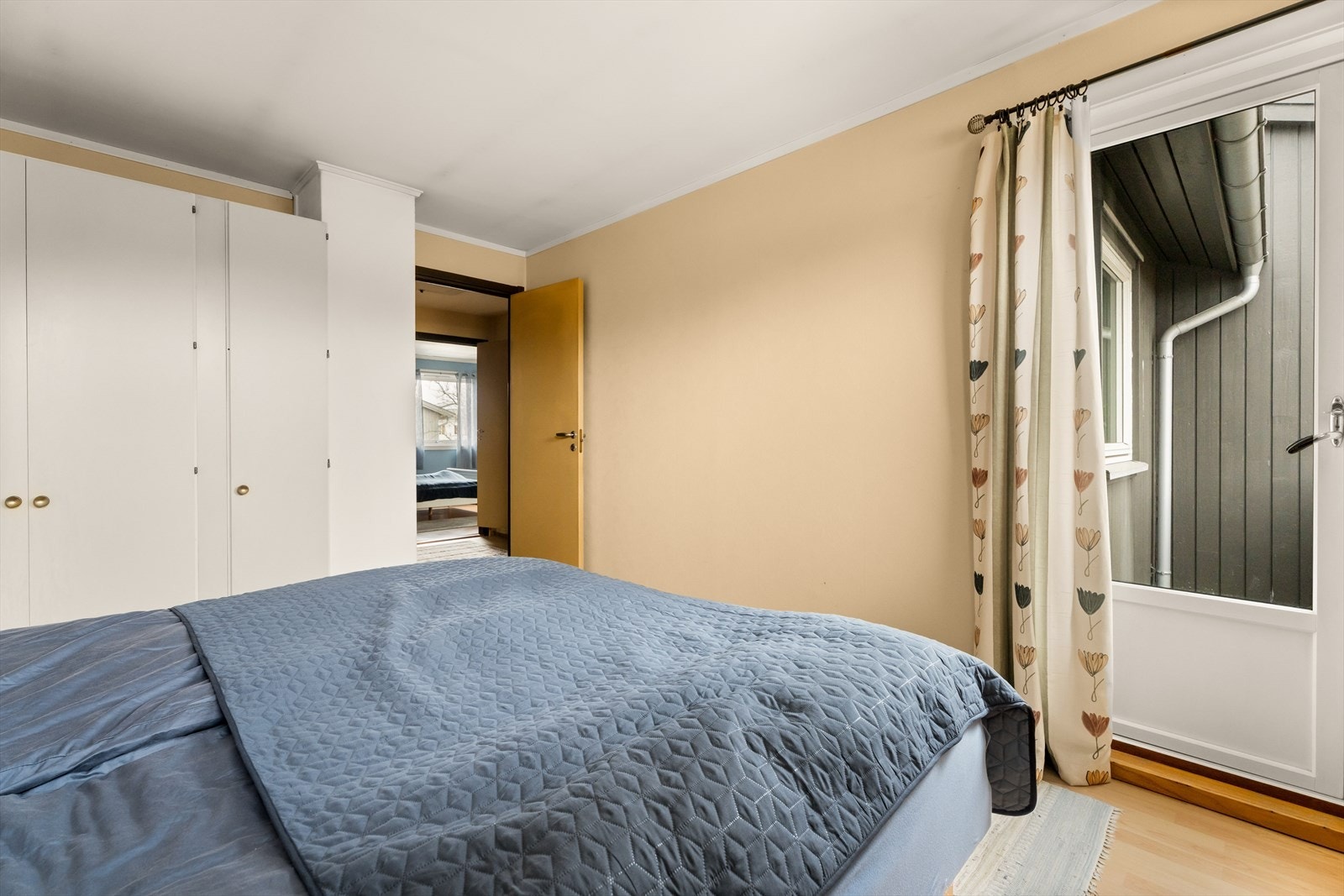 Fra dette soverommet er det utgang til en vestvendt luftebalkong. Galleribilde