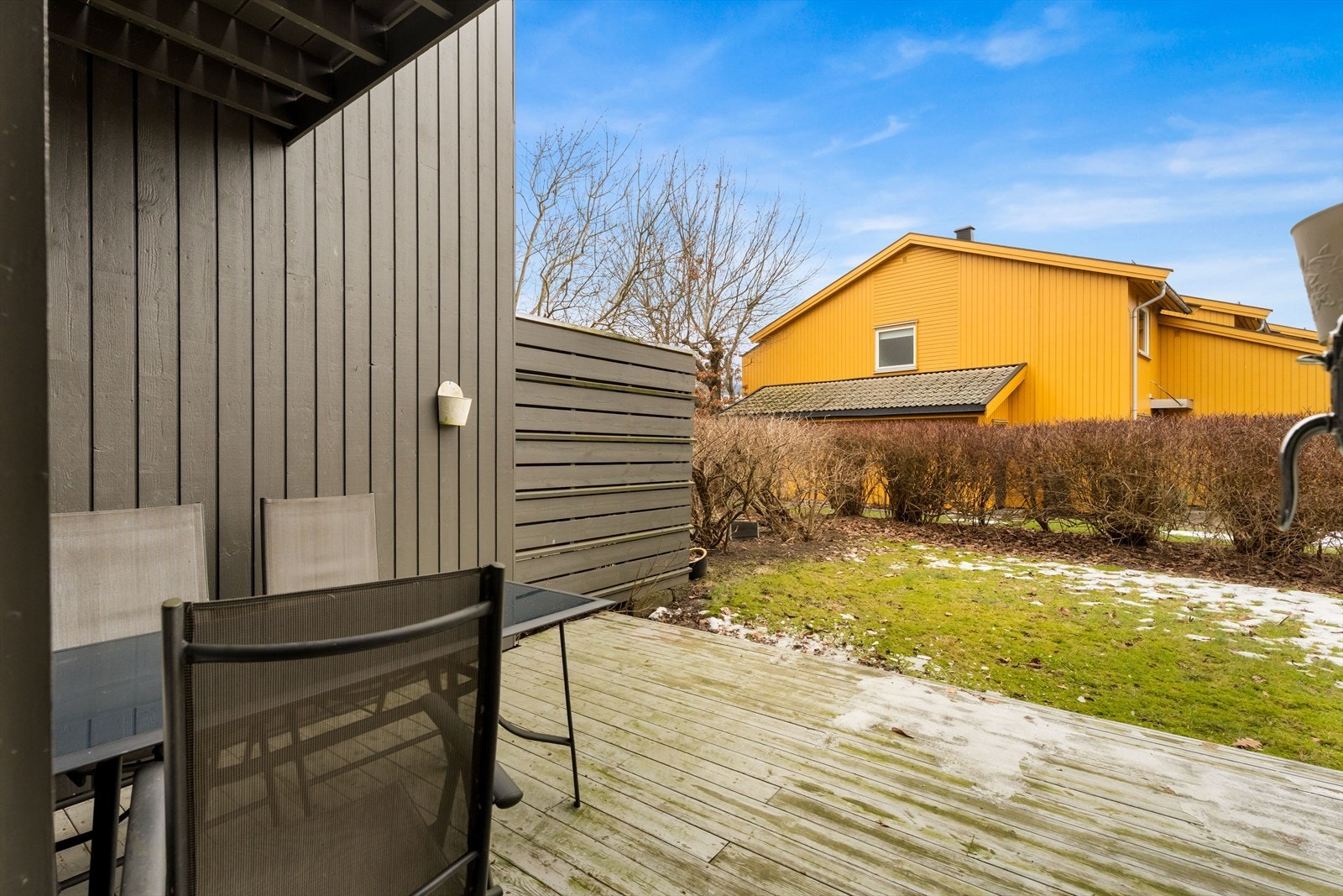 Uteplassen er delvis skjermet, noe som gir en privat atmosfære. Galleribilde