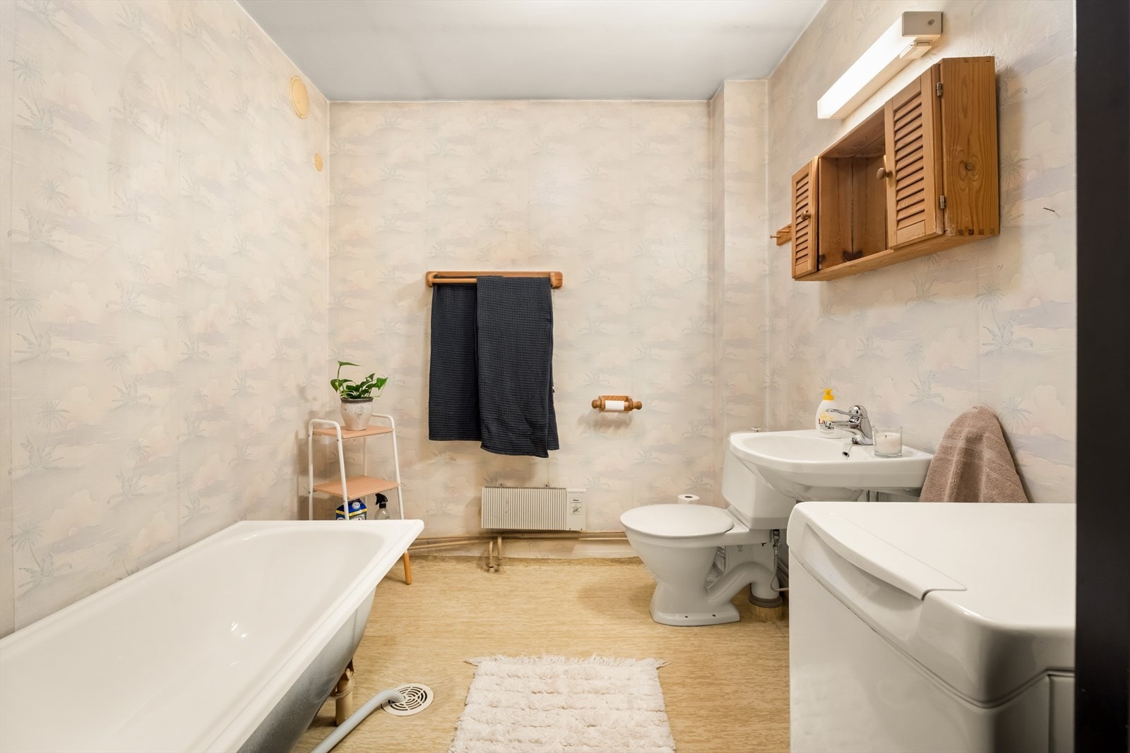 Badet i andre etasje er utstyrt med badekar, servant og toalett. Galleribilde