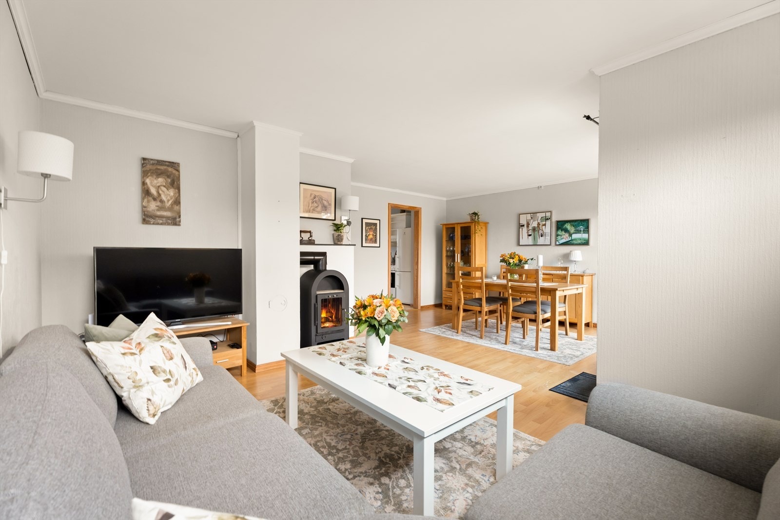 Den åpne løsningen mellom stue og spisestue skaper en sosial atmosfære. Galleribilde