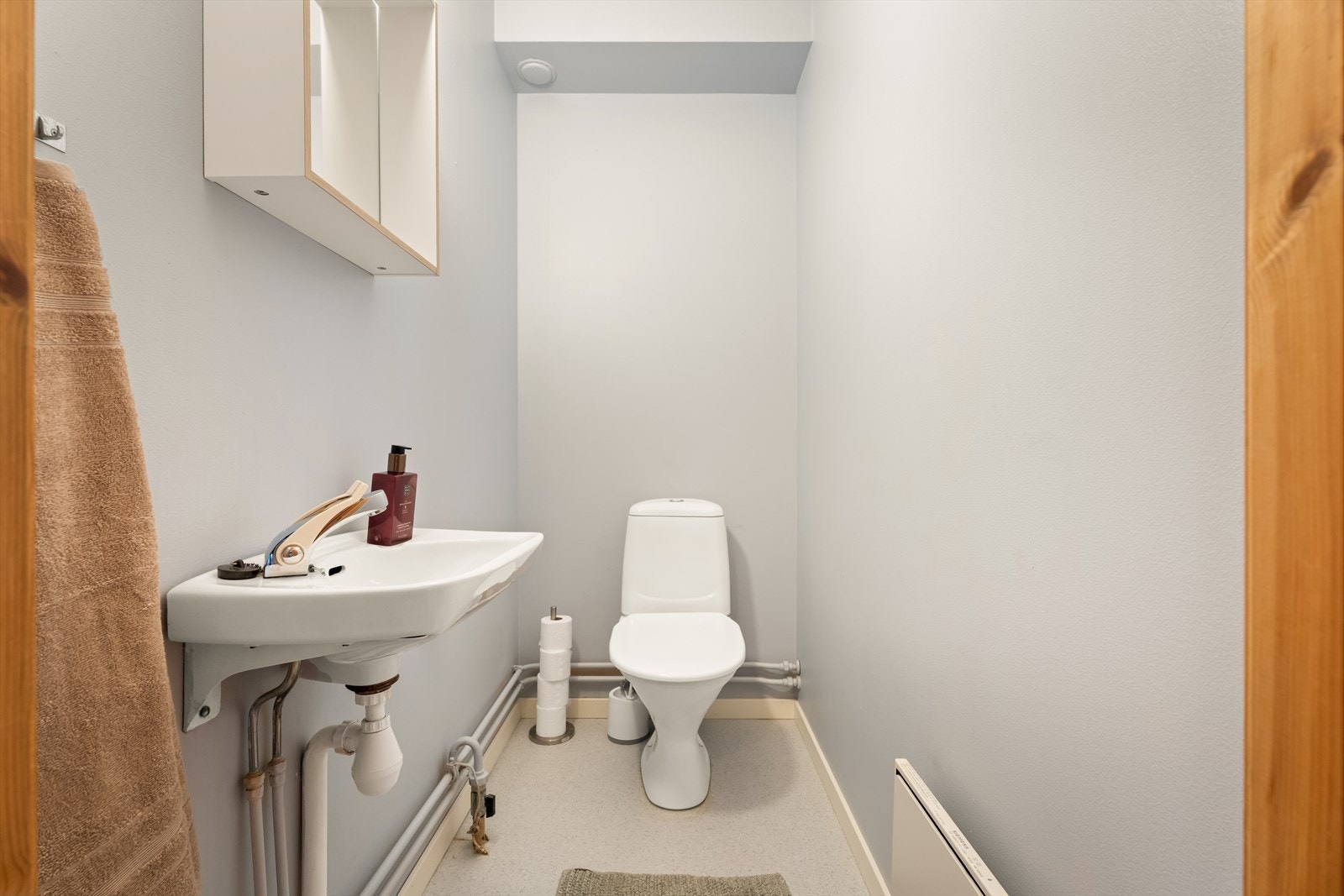 Praktisk toalettrom i første etasje, med nytt toalett. Galleribilde