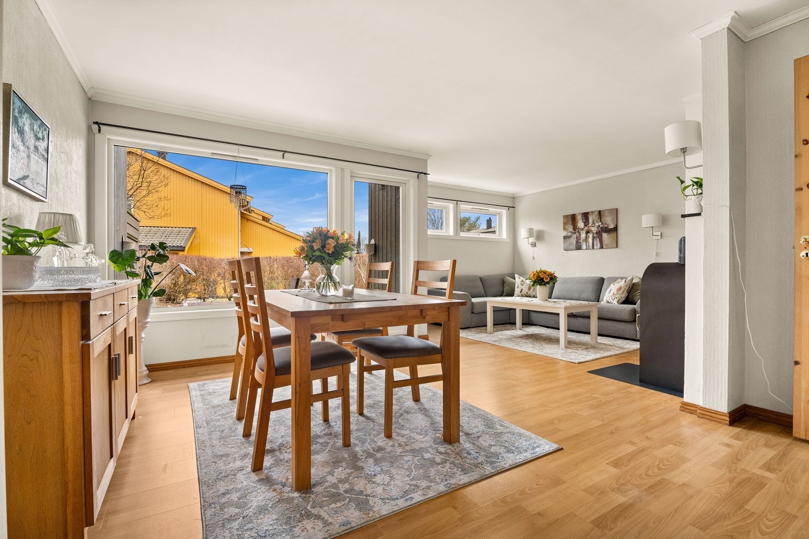 Store vindusflater gir rikelig med naturlig lys inn i stuen. Galleribilde