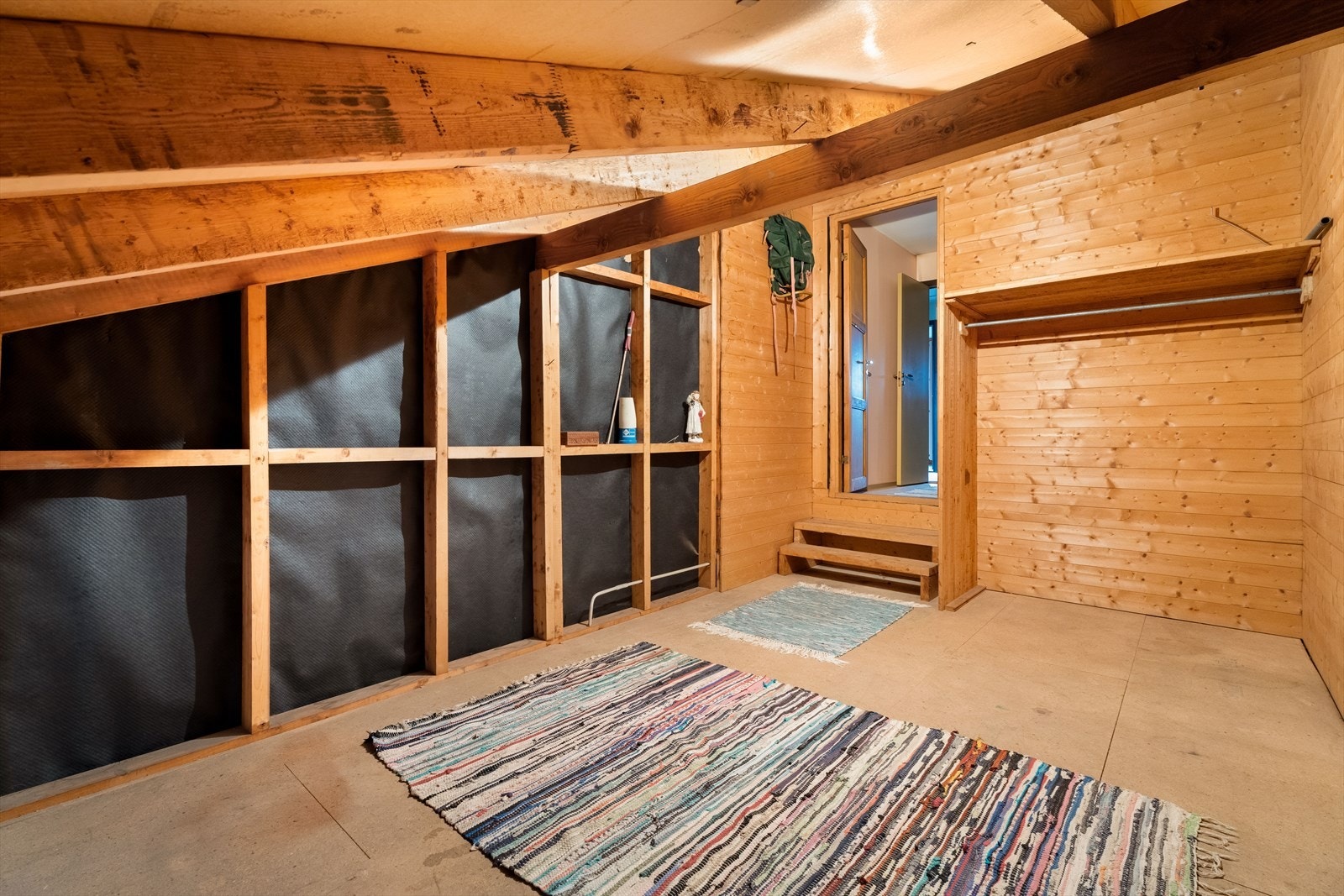 Loftet over garasjen gir ytterligere lagringsmuligheter. Galleribilde