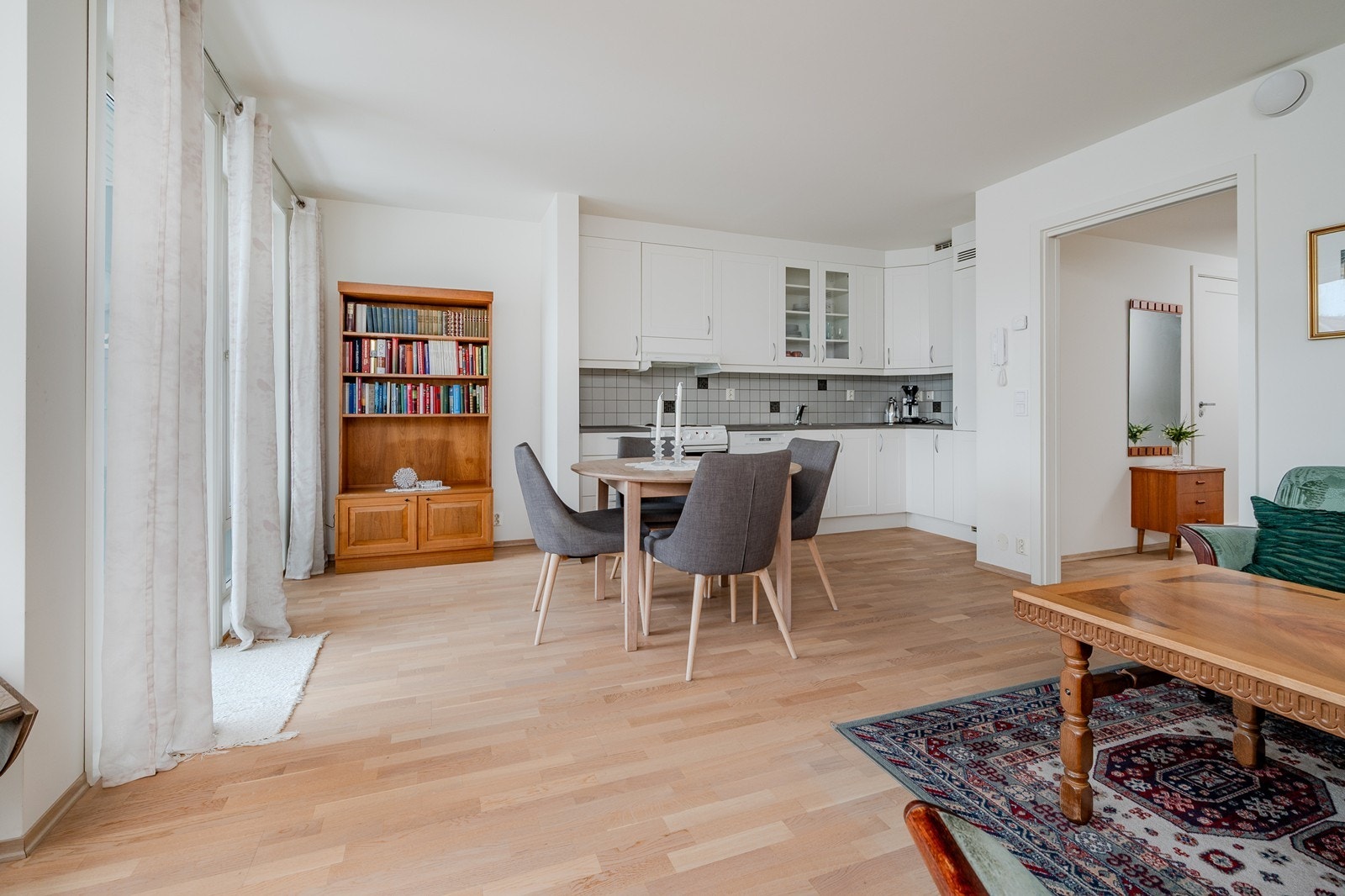 Store vindusflater gir godt med naturlig lysinnslipp Galleribilde