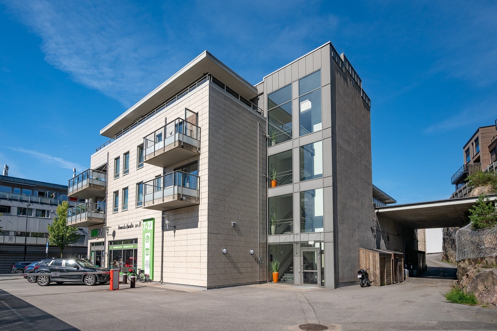 Pent inngangsparti hvor det går heis opp til leilighetens etasje Galleribilde