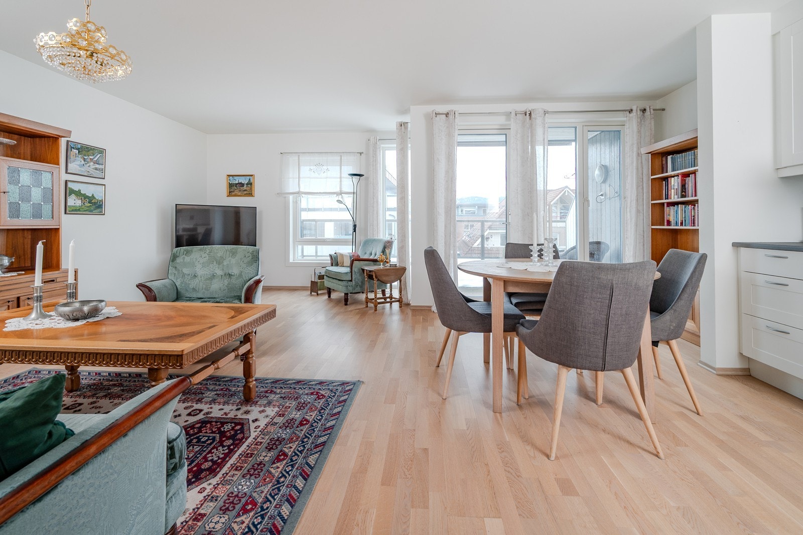 Sosialt allrom med utgang til balkong Galleribilde