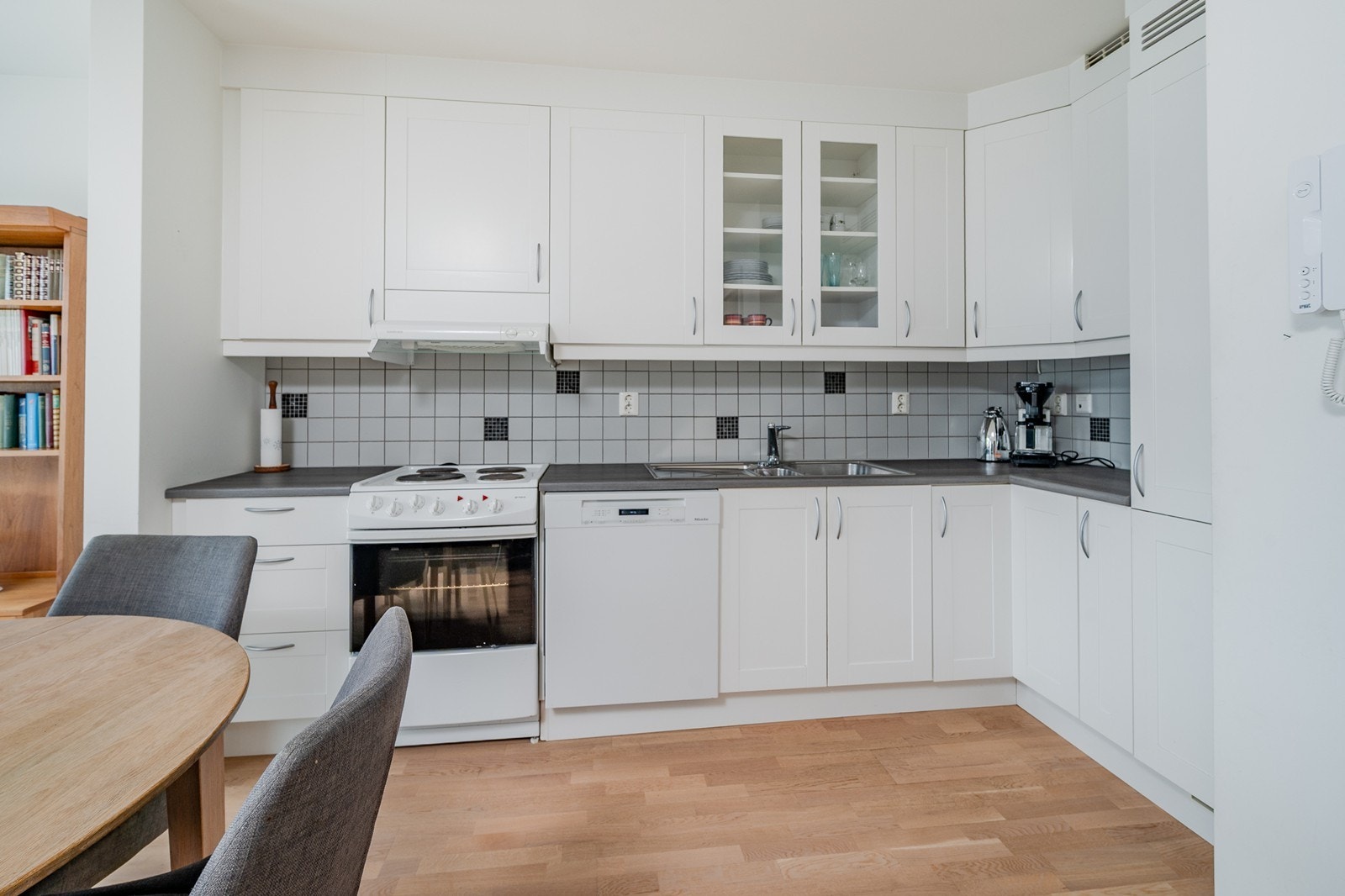 Klassisk kjøkken med integrert kjøleskap og opplegg for oppvaskmaskin Galleribilde