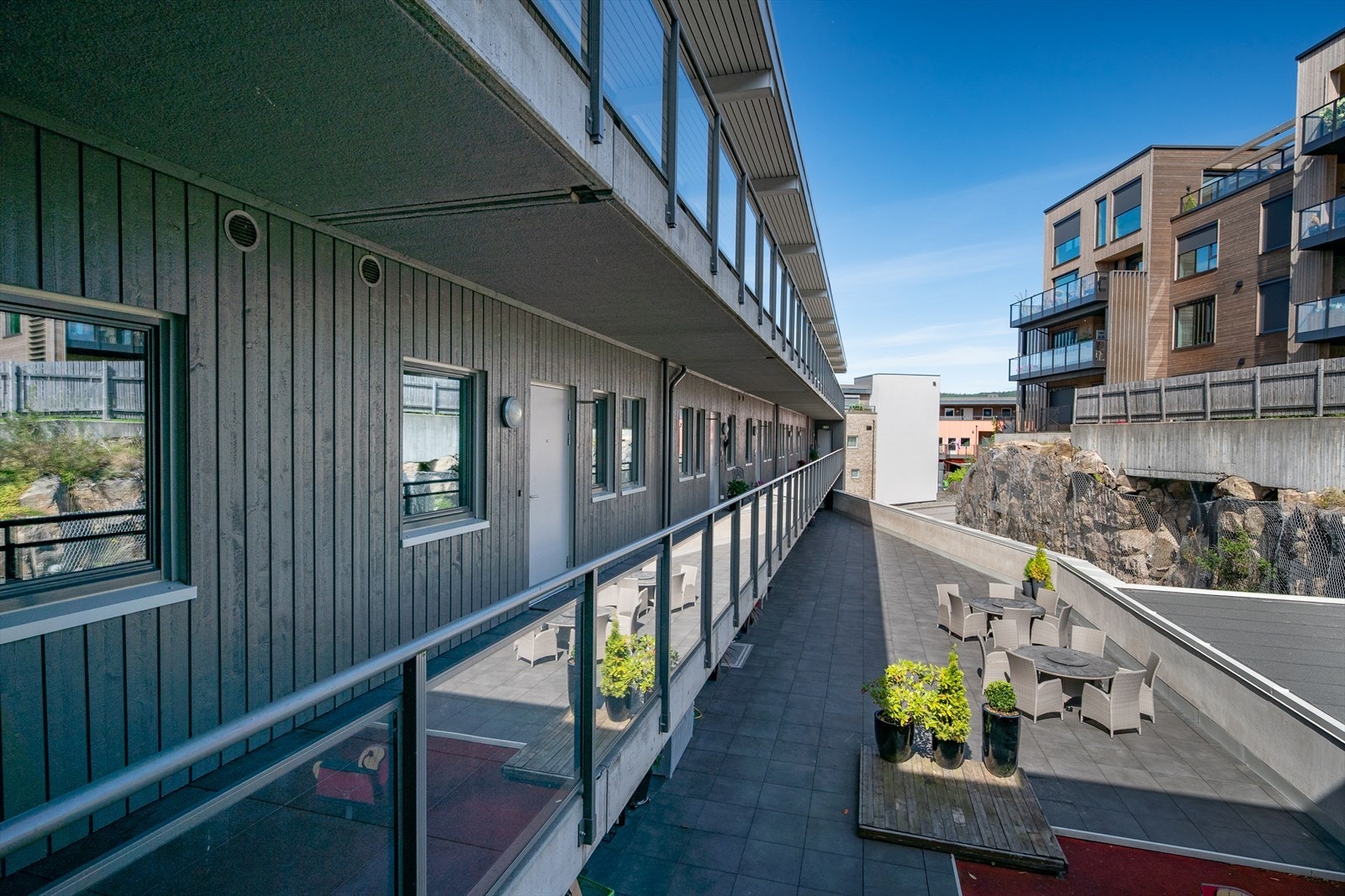 Hyggelig bakgård/takterrasse med felles sittegrupper Galleribilde