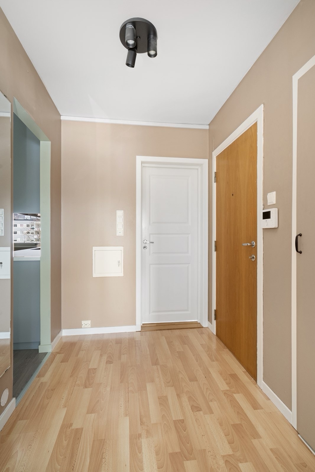 Entreen er 6 kvm stor, og har laminat på gulv og malte flater på vegger. Galleribilde