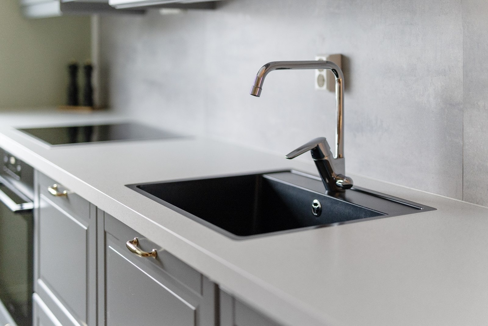 Innredningen har ventilator med avtrekk ut og integrerte hvitevarer som oppvaskmaskin, komfyr og platetopp. Frittstående kjøleskap medfølger ikke ved salg. Galleribilde