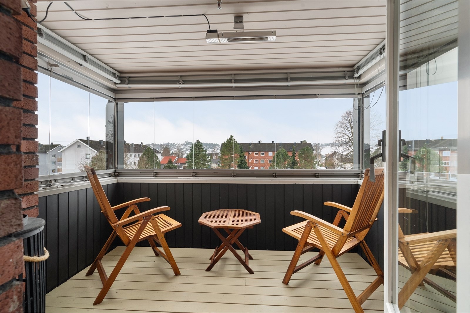 Her har boligen en 6 kvm stor innglasset balkong beliggende mot vest med fin utsikt ut over nærområdet. Balkongen har malt gulv og vegger fra 2019, og det er montert varmelampe og dobbel el-stikk. Galleribilde