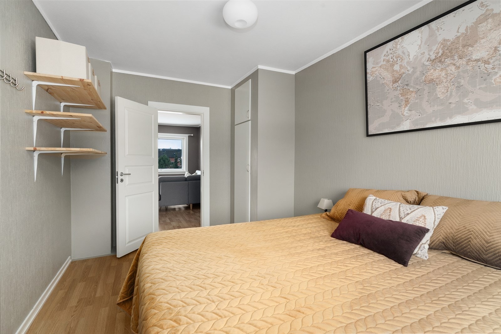 Soverom nr. 1 er 12 kvm stort, og har laminat på gulv og malt tapet på vegger. Veggene ble sist malt i 2024. Rommet har plassbygget garderobeskap og fastmonterte hyller for oppbevaring. Galleribilde