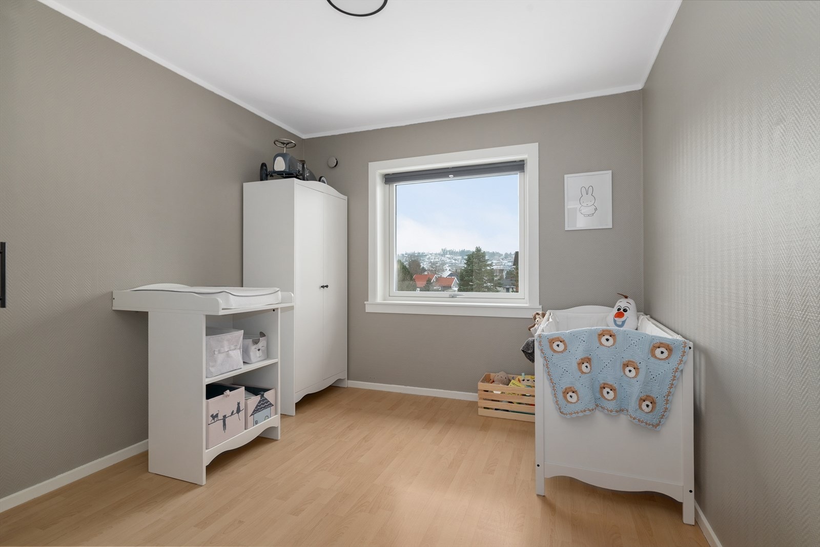 Soverom nr. 2 er 10 kvm stort, og har laminat på gulv og malt tapet på vegger. Vegger og tak er nymalt i 2025. Galleribilde