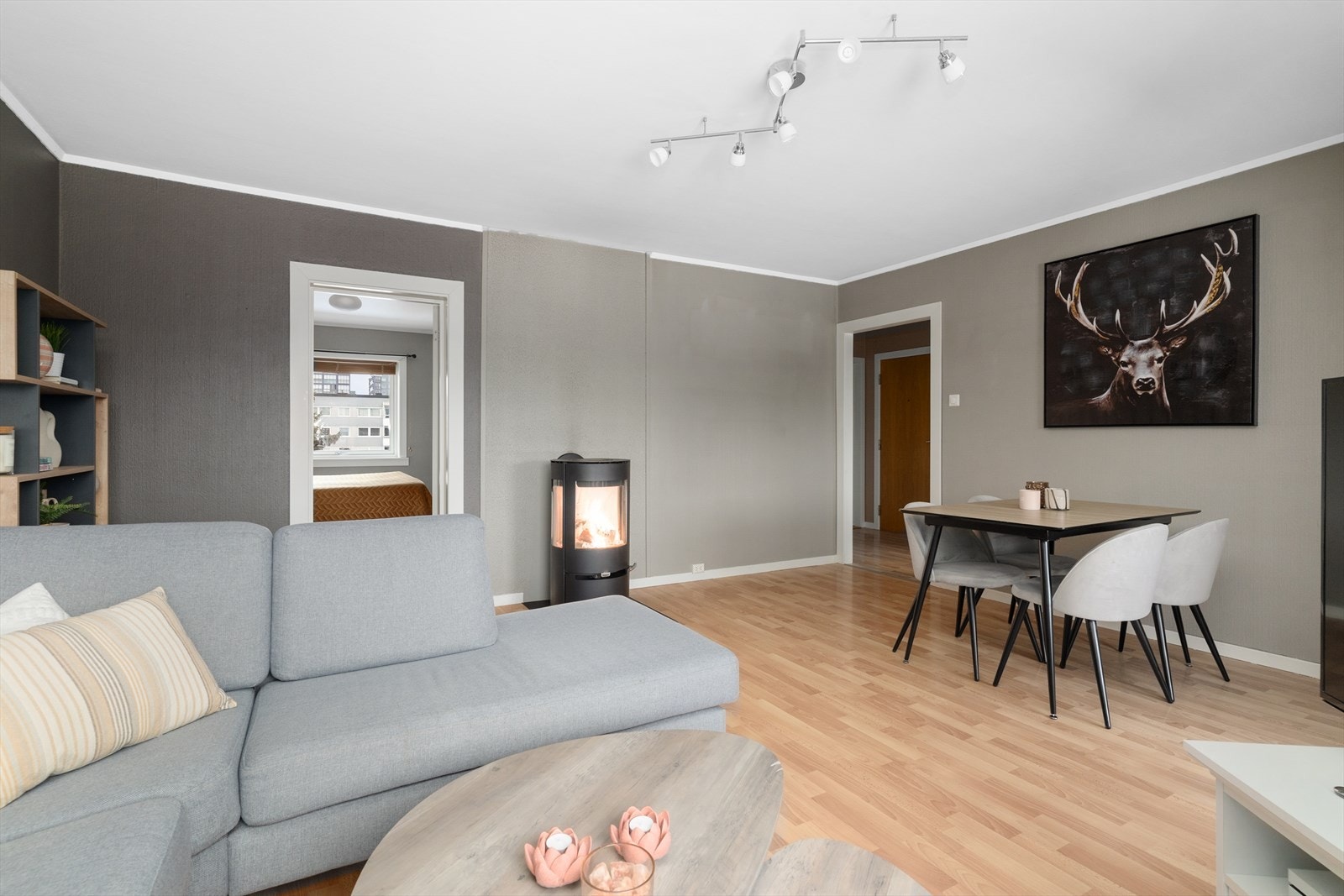 Stuen er lys og koselig, og den fine utsikten kan også nytes inne fra boligen. Stuen er 23 kvm stor, og har laminat på gulv og malt tapet på vegger. Vegger og tak ble sist malt i 2022. I stuen er det også vedovn med glassdør fra 2011. Galleribilde