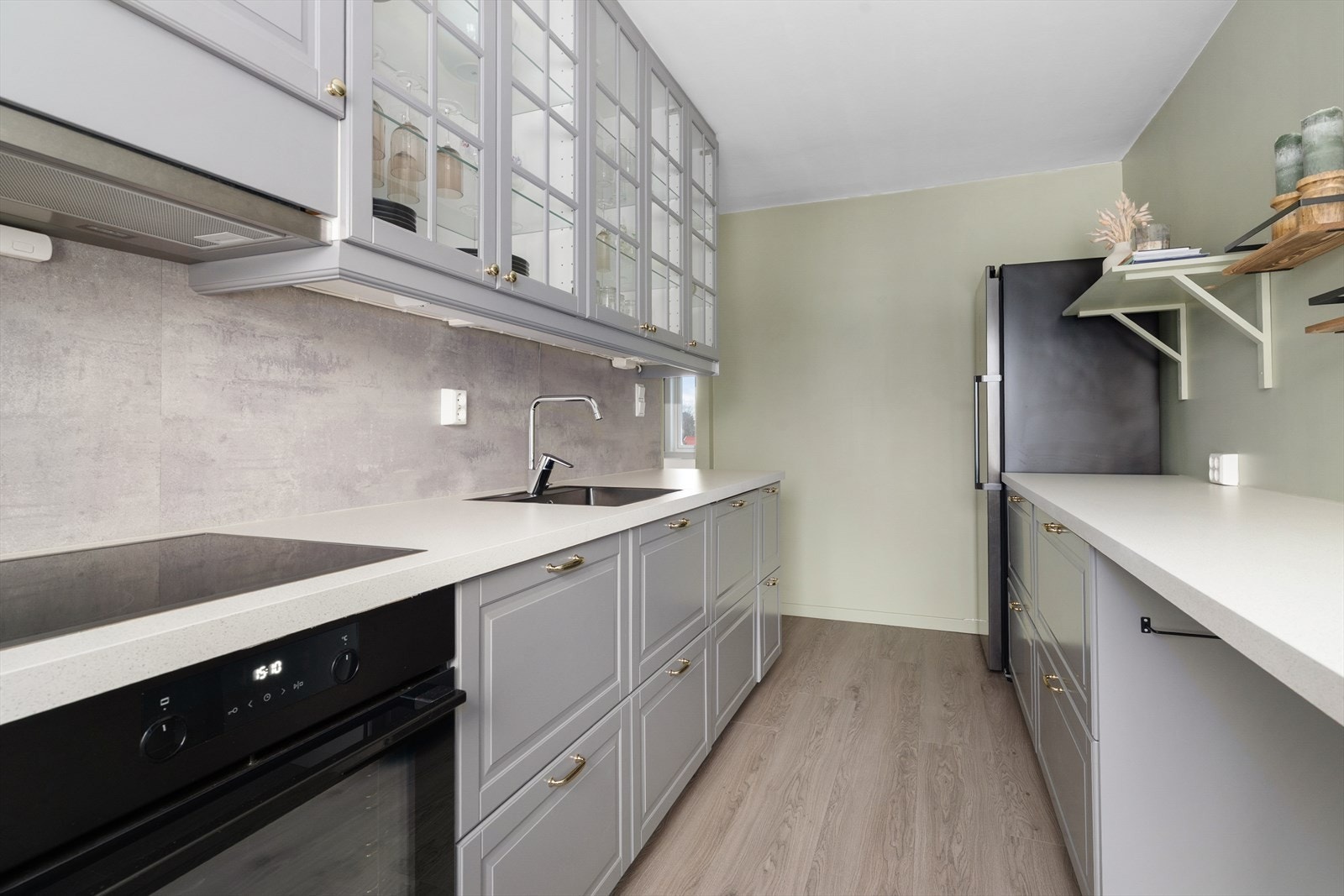 Kjøkkenet er 9 kvm stort, og har laminat på gulv og malte flater på vegger. Veggene ble malt i 2020. Galleribilde