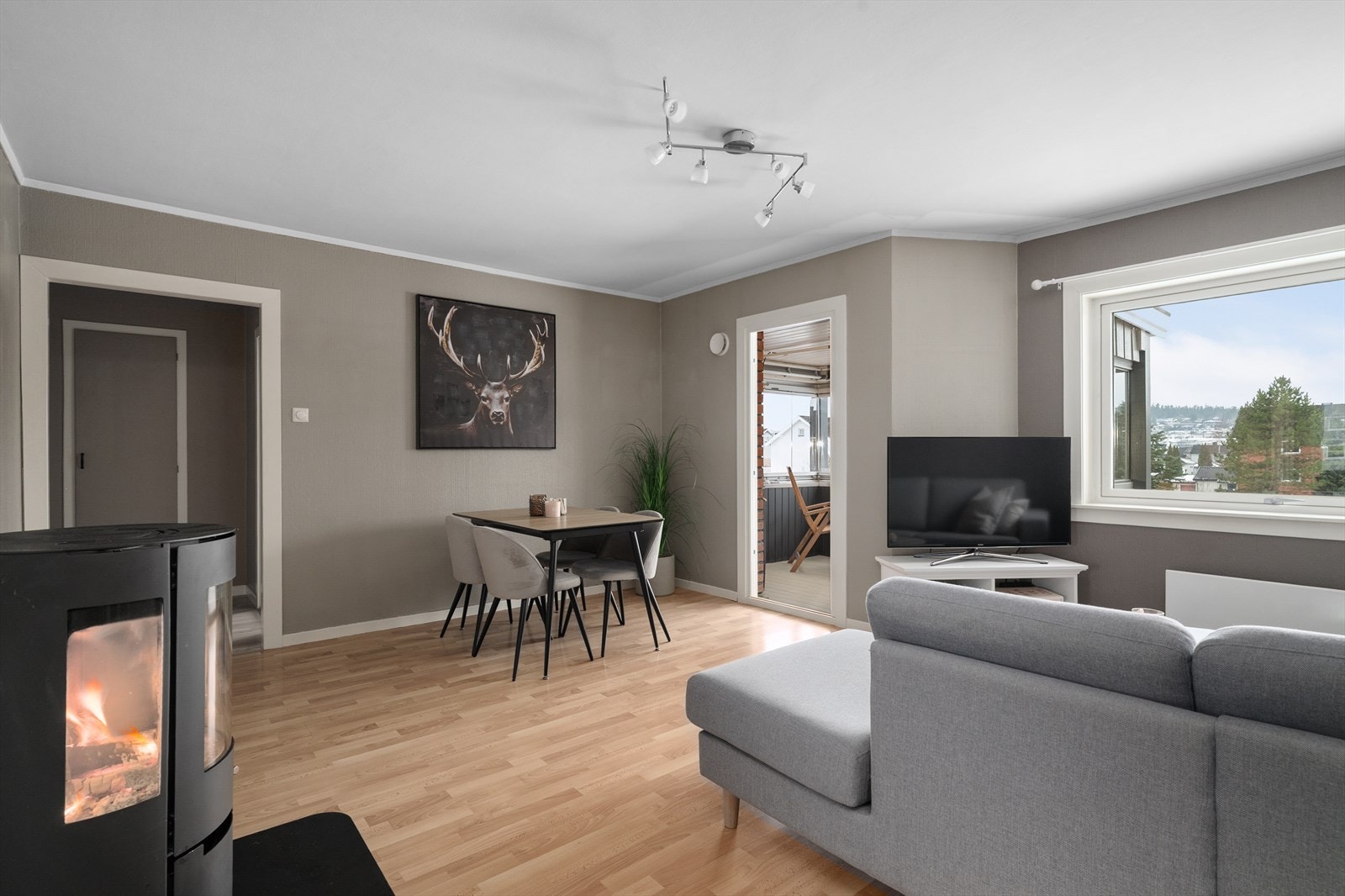 Boligen fremstår som en pen og hyggelig 3-roms leilighet med god planløsning. Boligen har flislagt bad fra 2011 og kjøkkeninnredning fra 2020. Flere overflater er malt opp de senere årene. Galleribilde