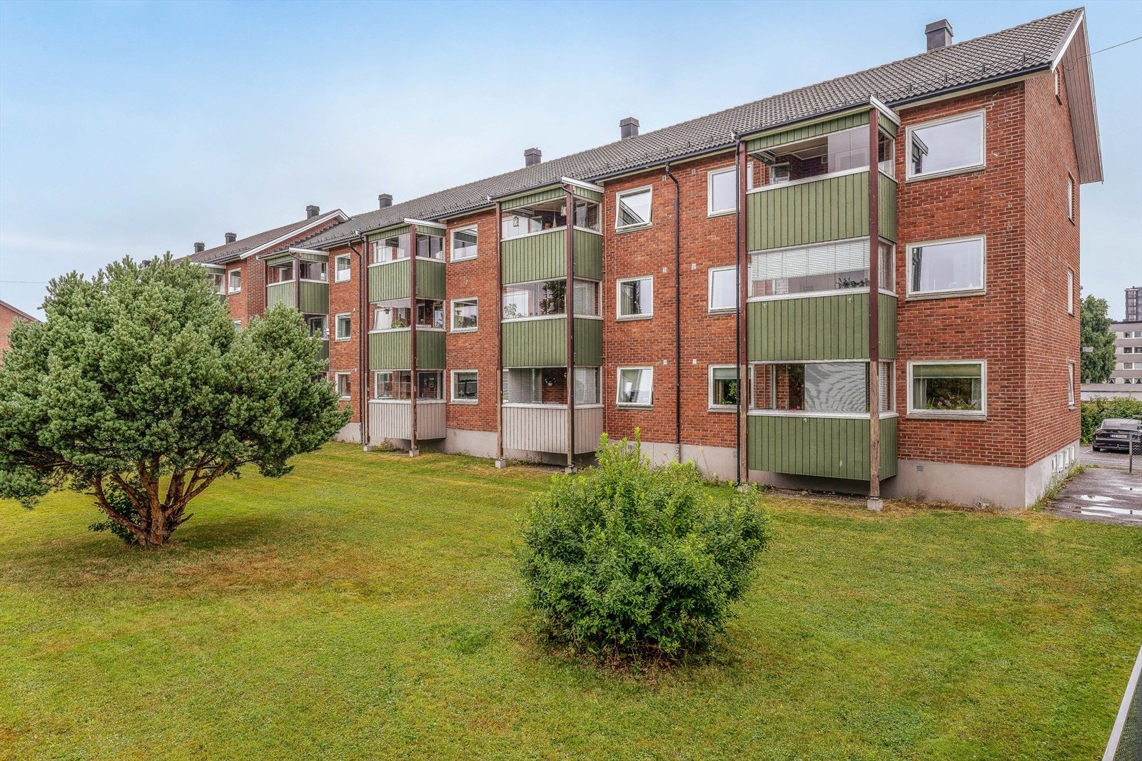 Boligen ligger høyt og fritt til i 3. etasje tilknyttet Falkum VI borettslag. Fra boligen er det gangavstand til skole, barnehage og idrettsanlegg, samt matbutikker og Skien sentrum. Fine turområder i Lundedalen og langs Bakkestranda. Galleribilde