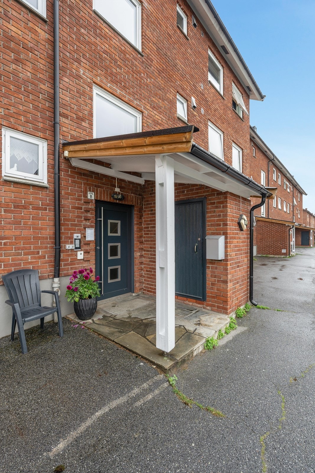 I tillegg disponerer boligen to boder i kjeller på 8 kvm og 2 kvm, samt en bod på loftet. Boden på loftet har ikke måleverdig areal grunnet manglende takhøyde ifølge bygningssakkyndige. Galleribilde