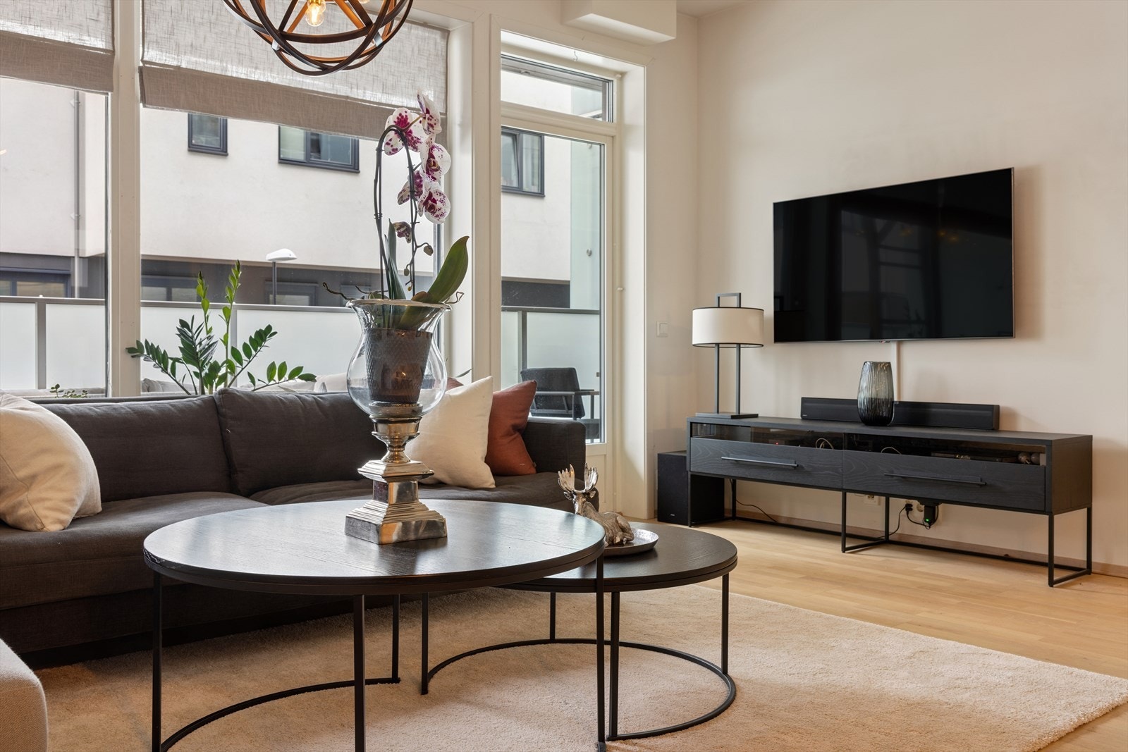 Stuen har god takhøyde, mens det er balansert ventilasjon i leiligheten, samt fjernvarme via radiatorer Galleribilde