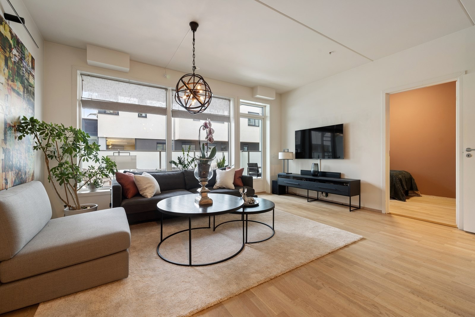 Stuen har fin plass for sofa med tilhørende mediemøblement og store vindusflater som slipper inn naturlig lys Galleribilde