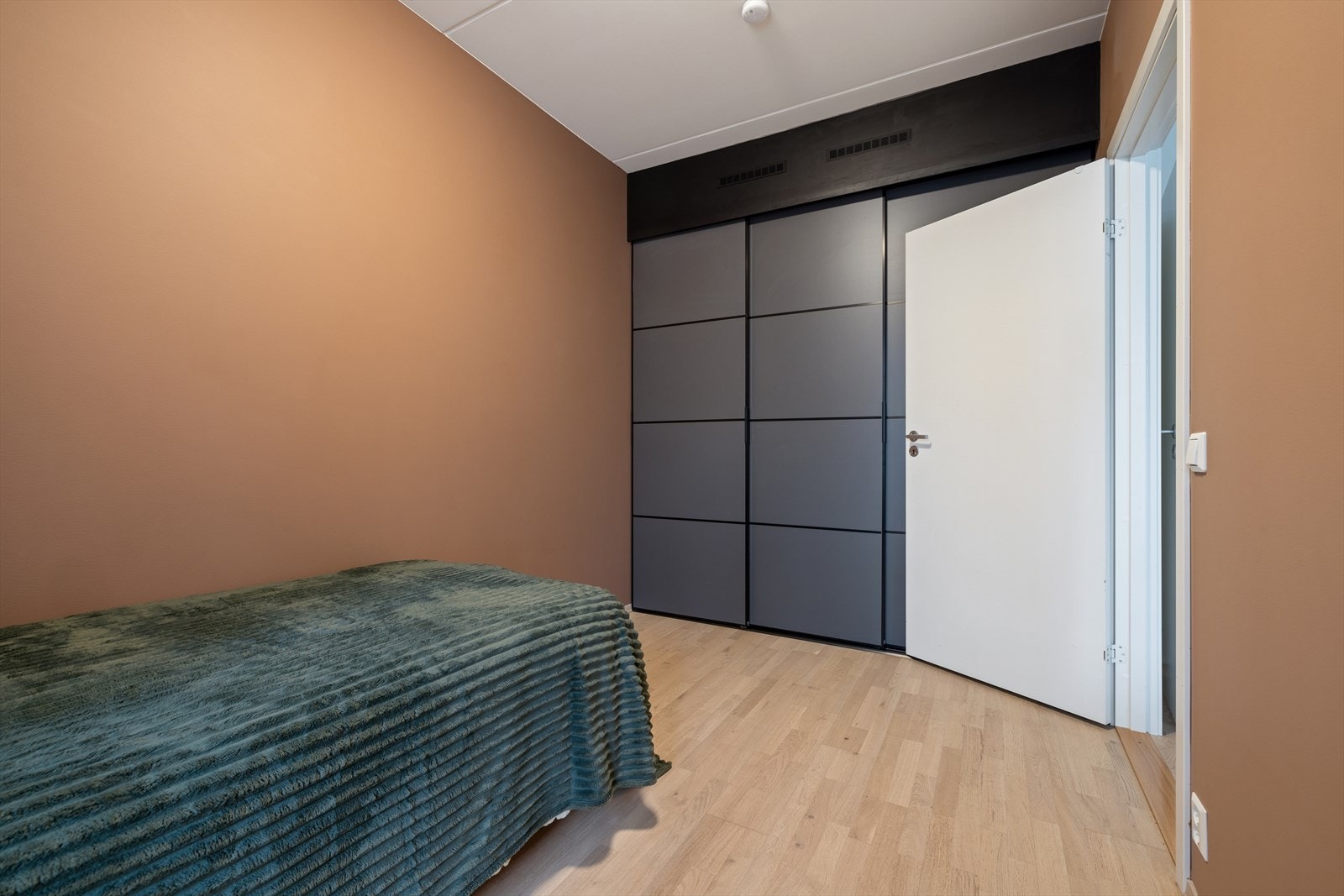 Det er rikelig med oppbevaringsplass i skyvedørsgarderobe Galleribilde