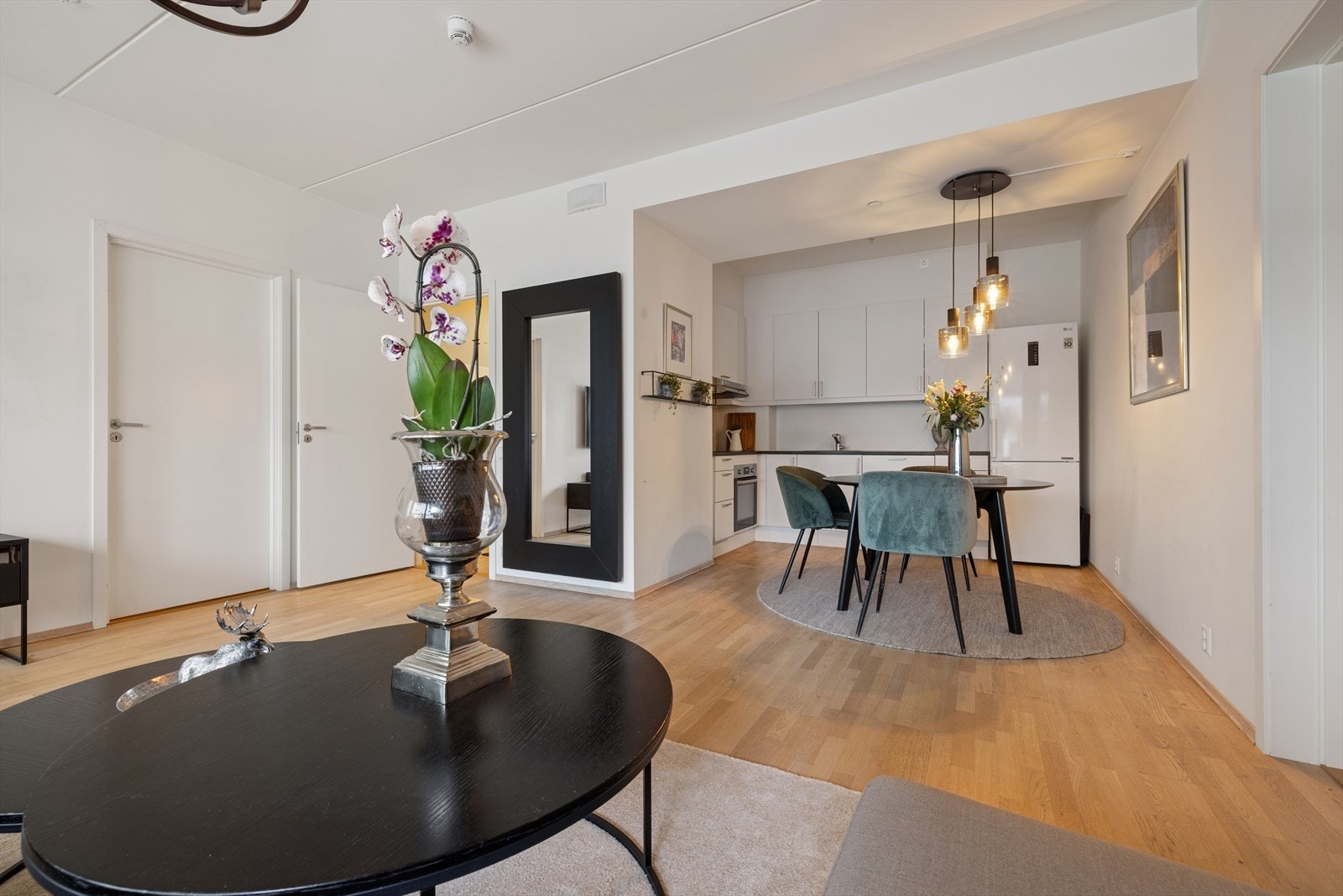 Stuen er som nevnt i åpen løsning mot kjøkkenet og spisestuen Galleribilde