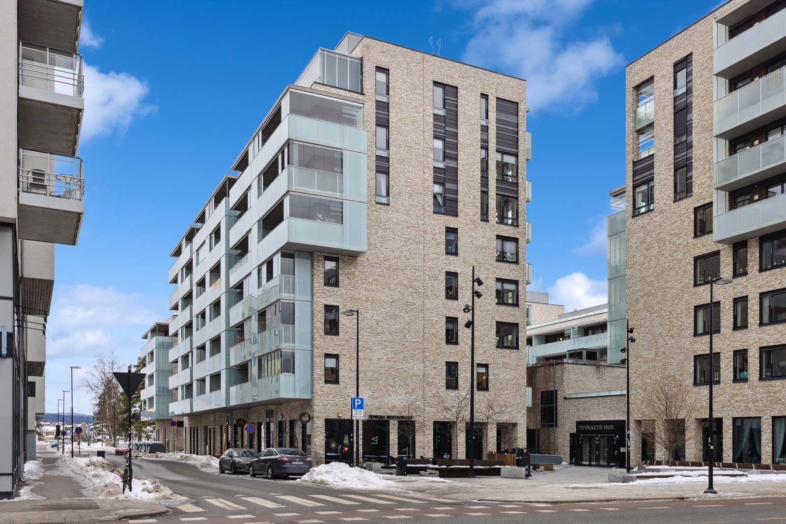 Leiligheten ligger i 2. etasje og det er gangavstand til "alle" fasiliteter Galleribilde