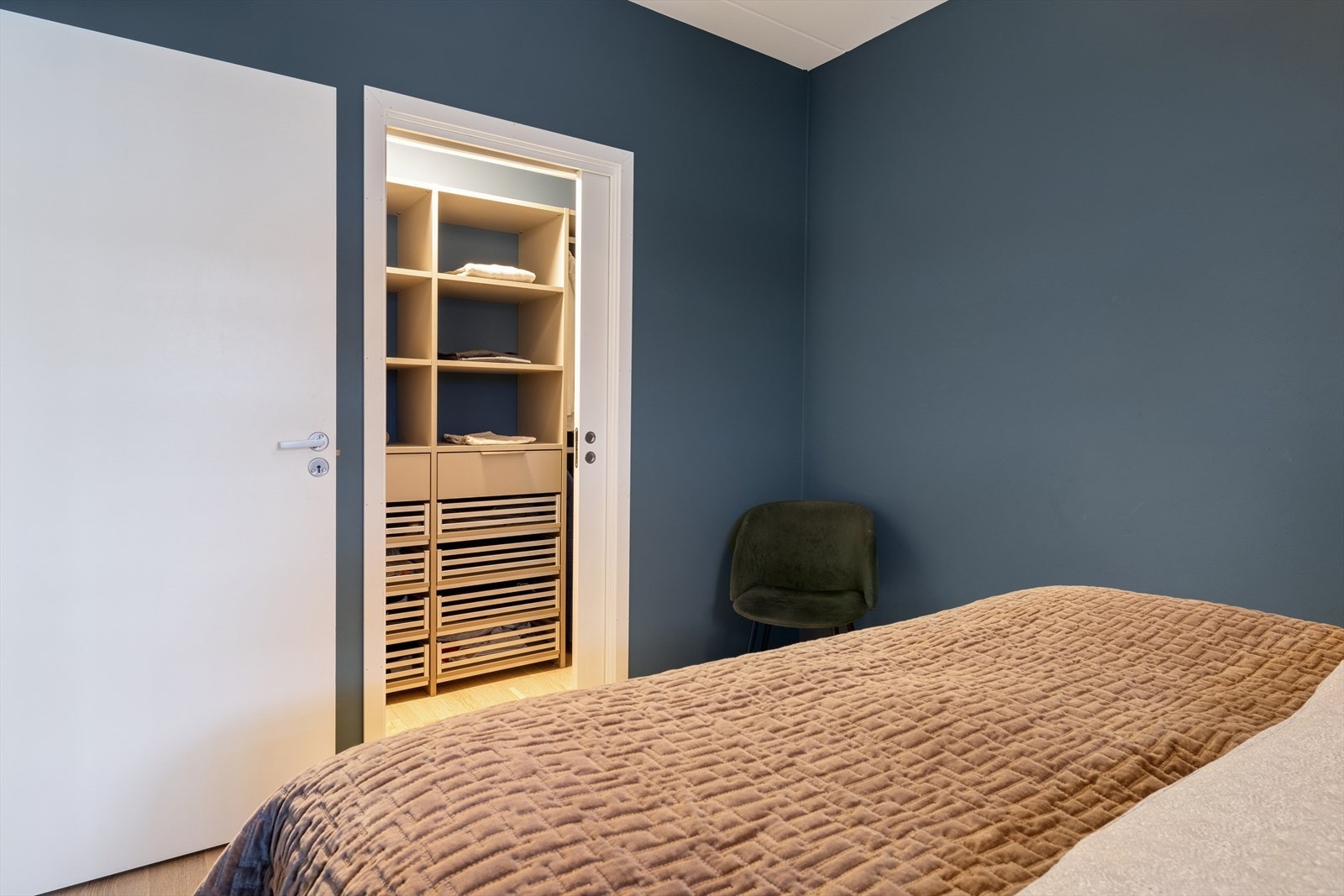 I direkte tilknytning til hovedsoverommet har man en meget praktisk walk-in/bod med god oppbevaringsplass Galleribilde