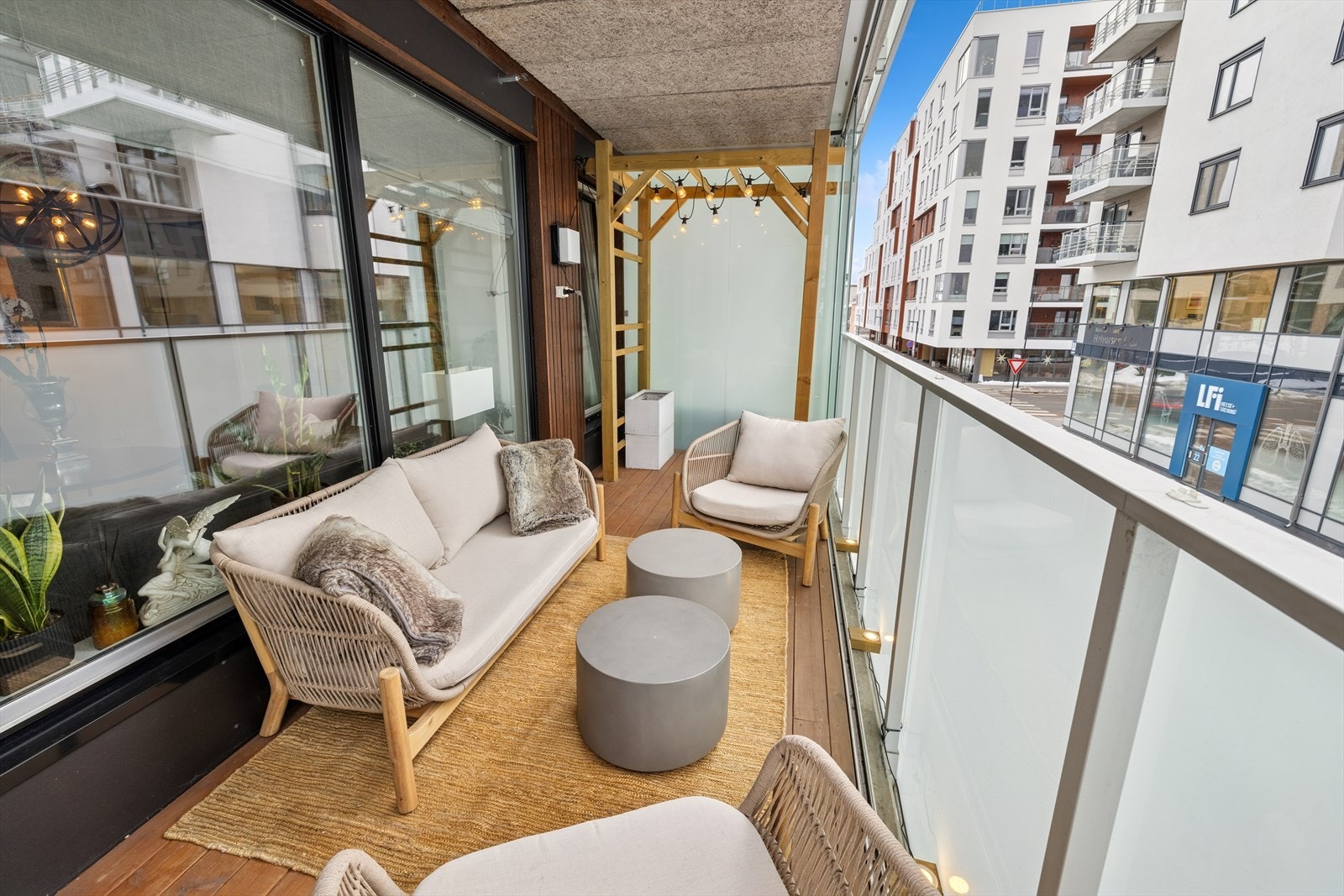 Det er god plass til utemøblement og gassgrill på balkongen Galleribilde