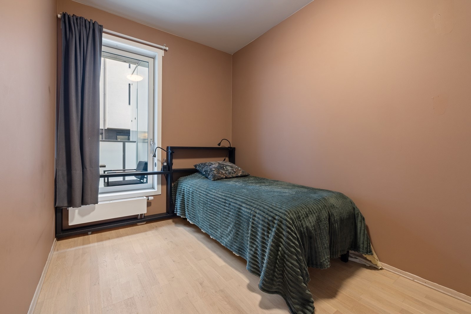 Soverom 2 har også god plass til seng med tilhørende nattbord og kontorløsning Galleribilde