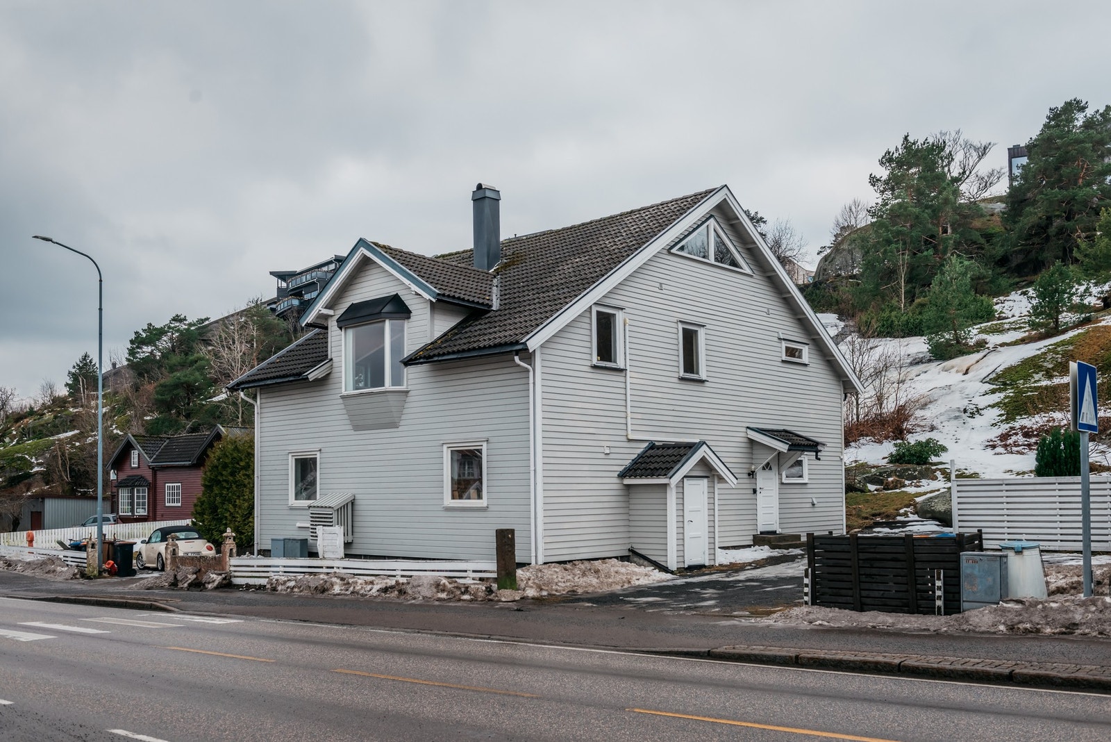 Boligen har egen inngang, gårdsplass og terrasseplatting på nordsiden. Galleribilde