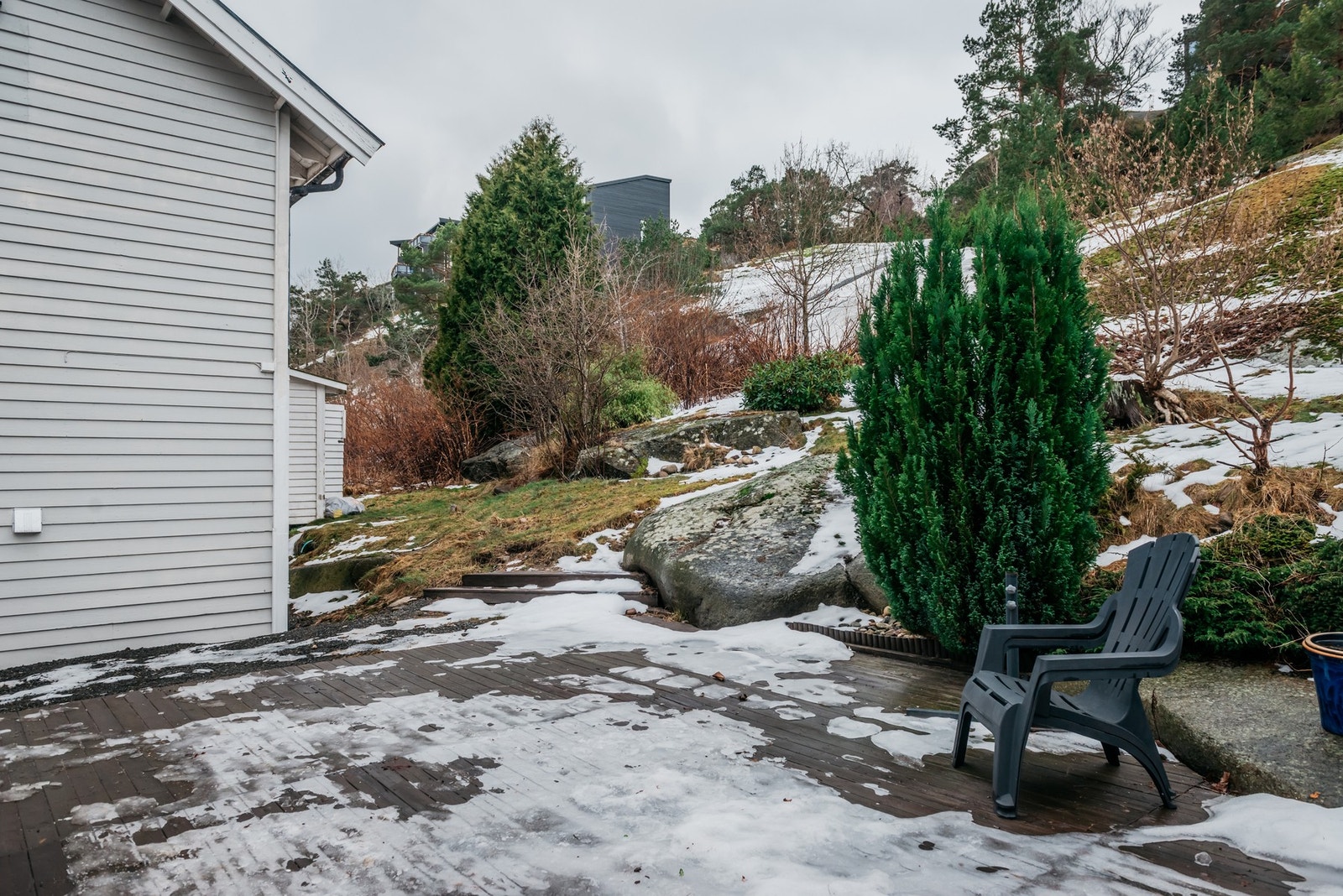 Ved inngangsparti er det stor terrasseplatting - denne trenger renovering. Galleribilde