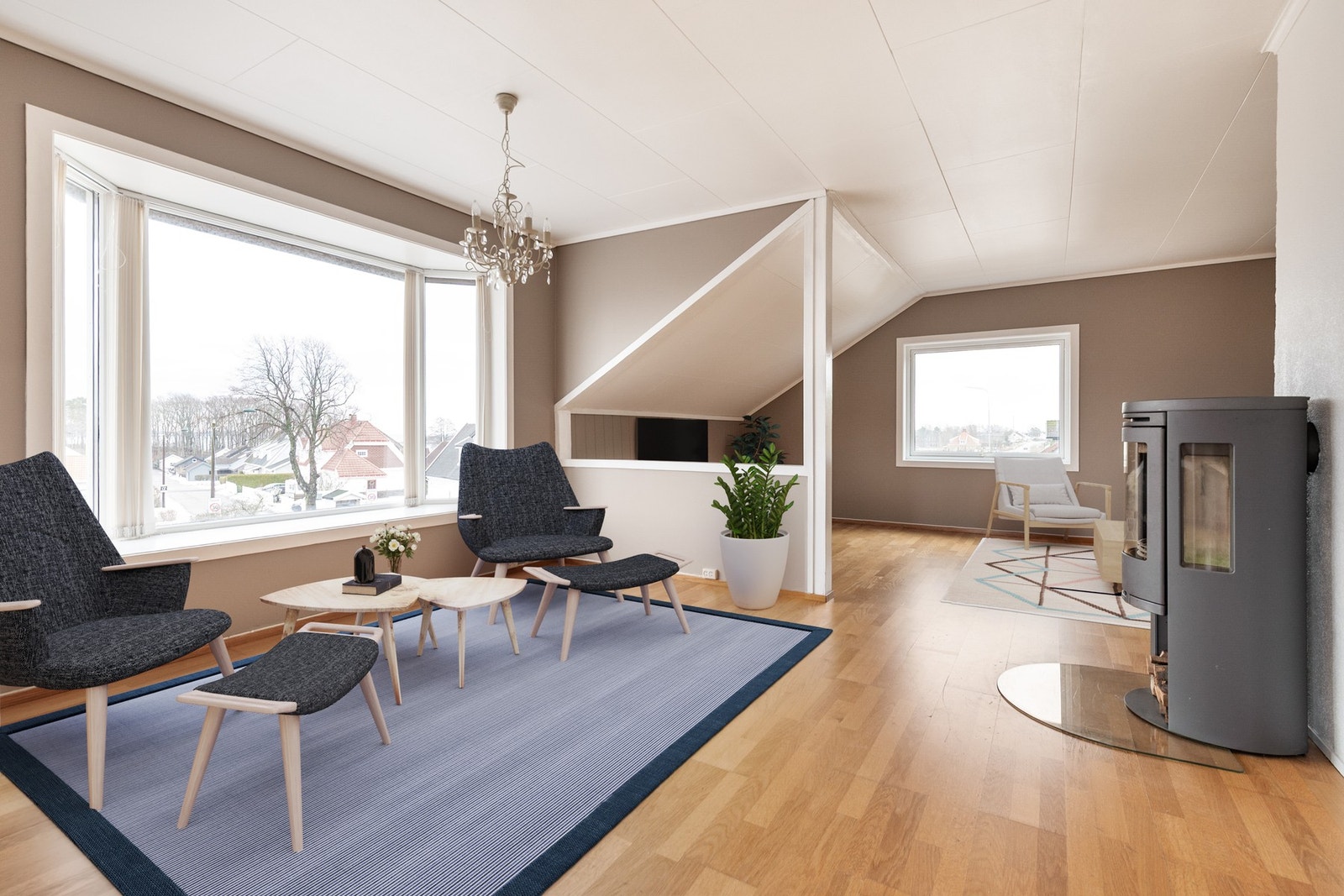 Stuen er stor og romslig med mye naturlig lys fra store vindusflater. Varme fra både peisovn og varmepumpe. Galleribilde