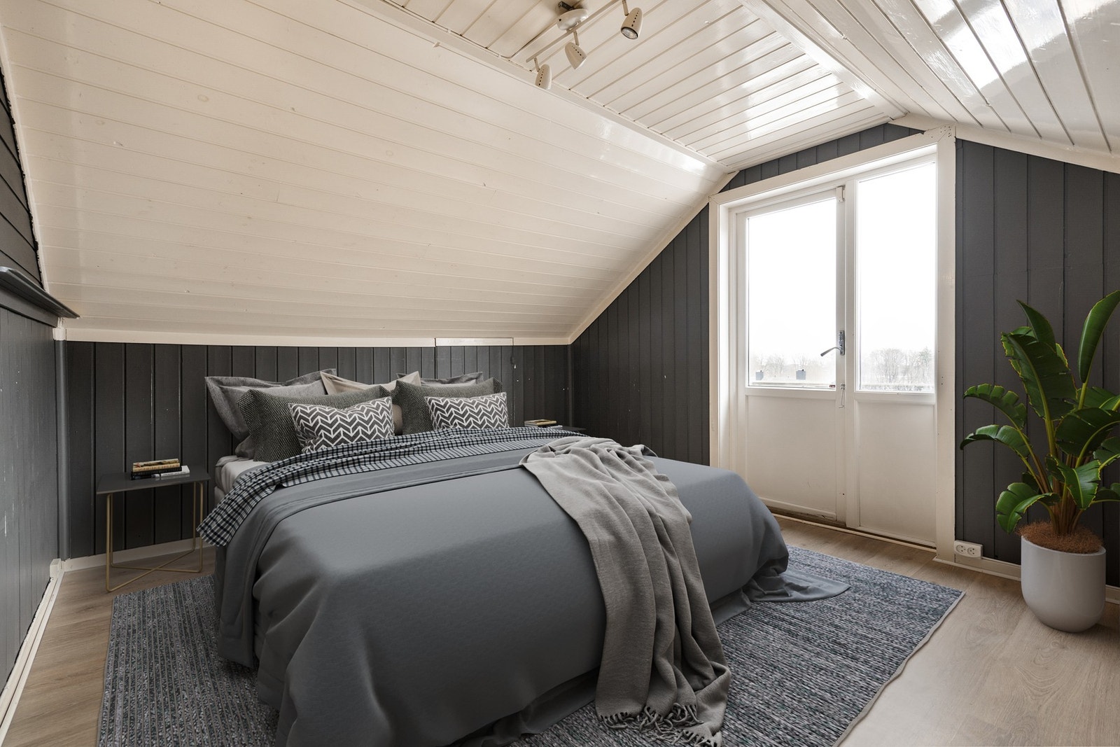 Denne etasjen er blitt benyttet som soverom/stue og kontor. Rommene er ikke bruksendret og er følgelig godkjent som loft. Galleribilde