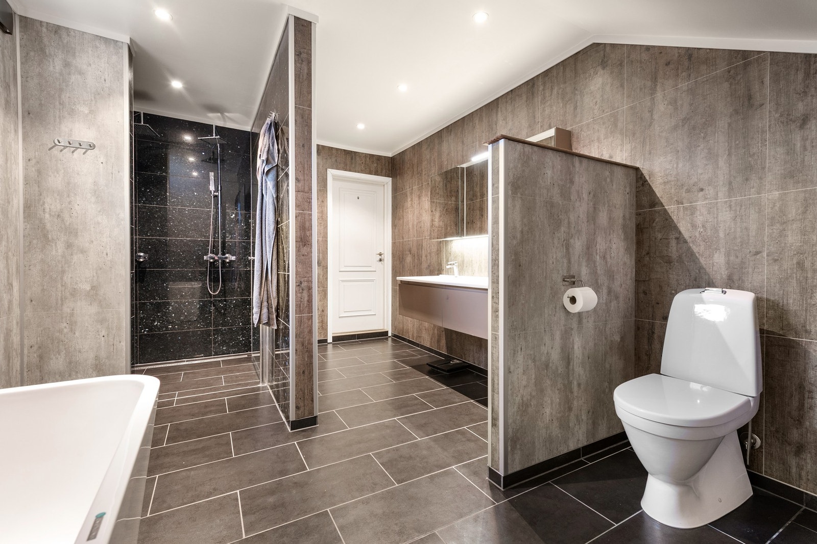 Stort bad som ble totalrenovert i 2015. Innehar både badekar og dusjnisje Galleribilde