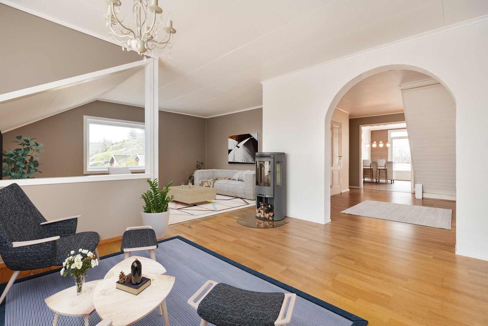 Rikelig med møbleringsmuligheter for både sofa- og spisestuegruppe Galleribilde