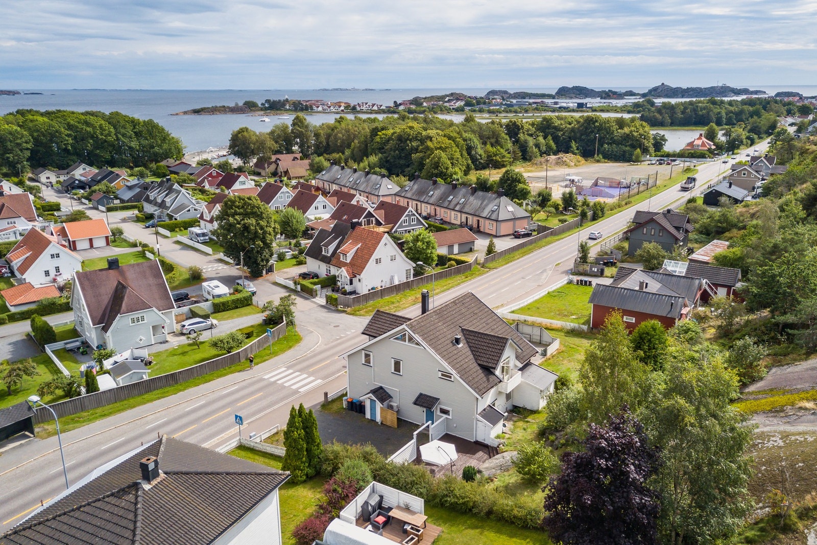 Eiendommen ligger i umiddelbar nærhet til Stavern sentrum med alle fasiliteter. Galleribilde