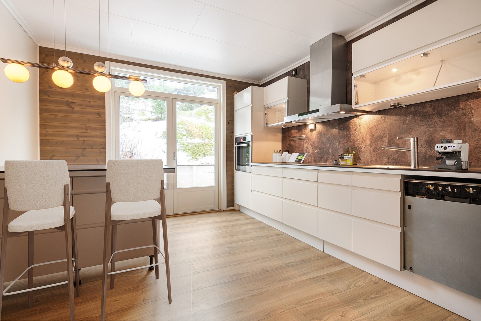 Pent kjøkken fra 2019 med praktisk kjøkkenøy og sitteplasser Galleribilde