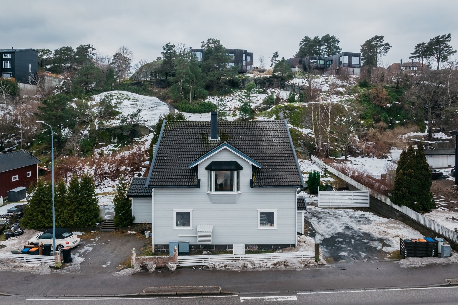 Boligen har stor gruslagt gårdsplass og gode parkeringsmuligheter. Galleribilde