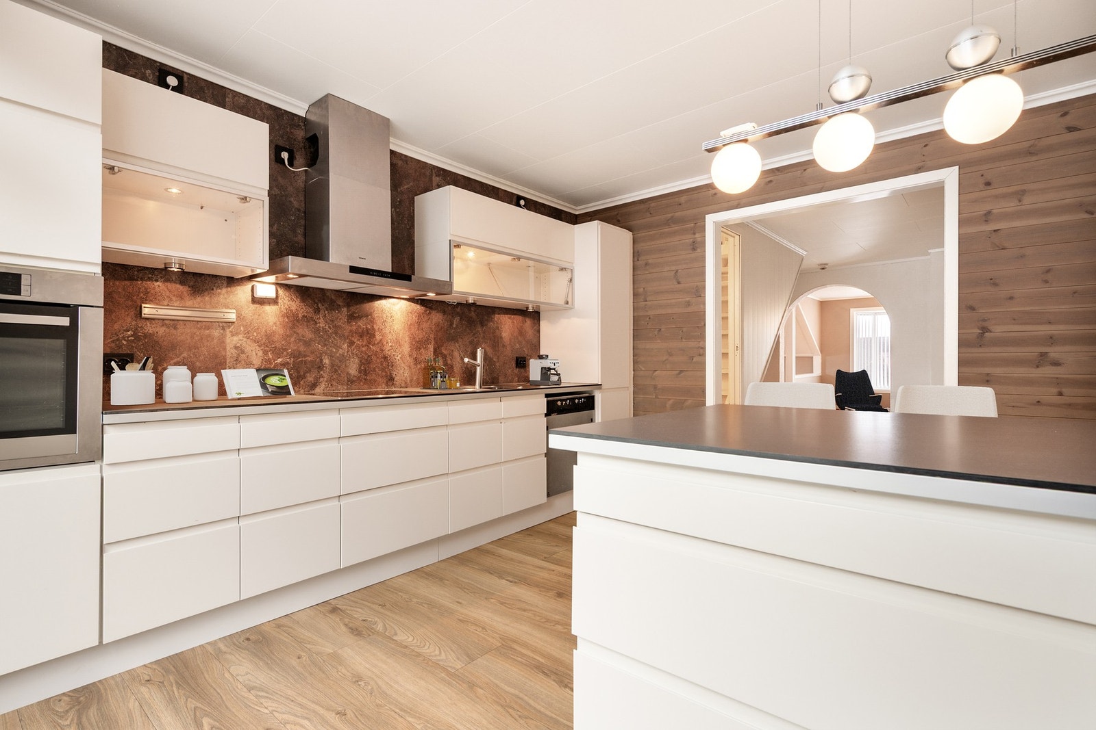 Dette er en innholdsrik halvpart av tomannsbolig over flere plan, som gir deg rikelig med boltreplass. Galleribilde