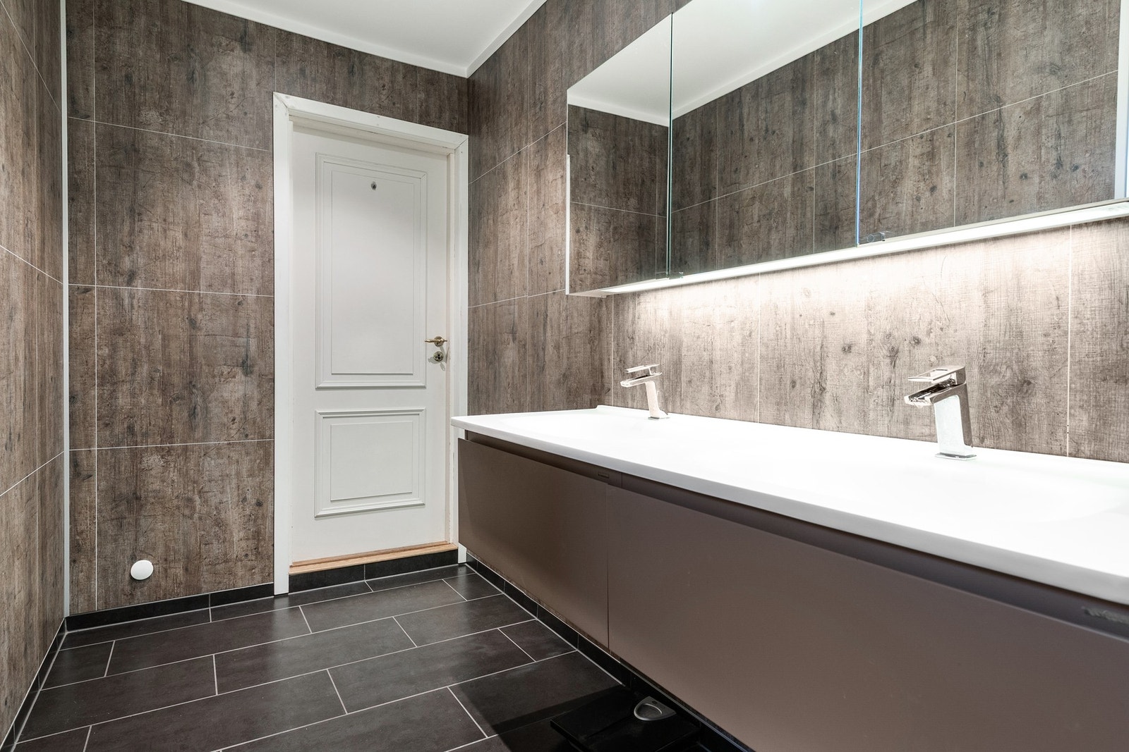 Dobbel servant og god lagring Galleribilde