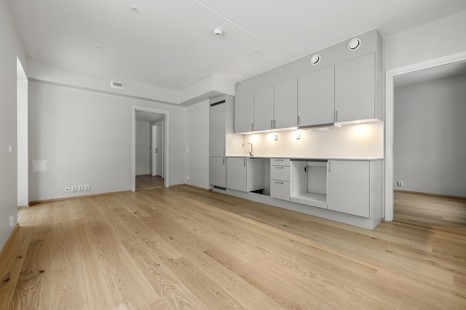 Det romslige allrommet er enkelt å møblere med både sittegruppe og spiseplass. Galleribilde