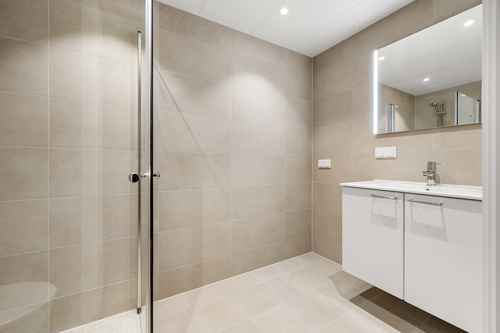 Delikat, flislagt bad med varme i gulvet for økt komfort. Galleribilde