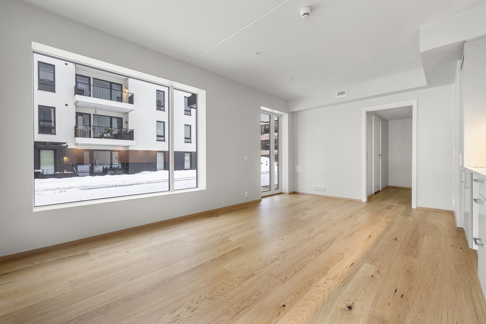 Et helhetlig og moderne uttrykk med lyse overflater og eikeparkett. Galleribilde